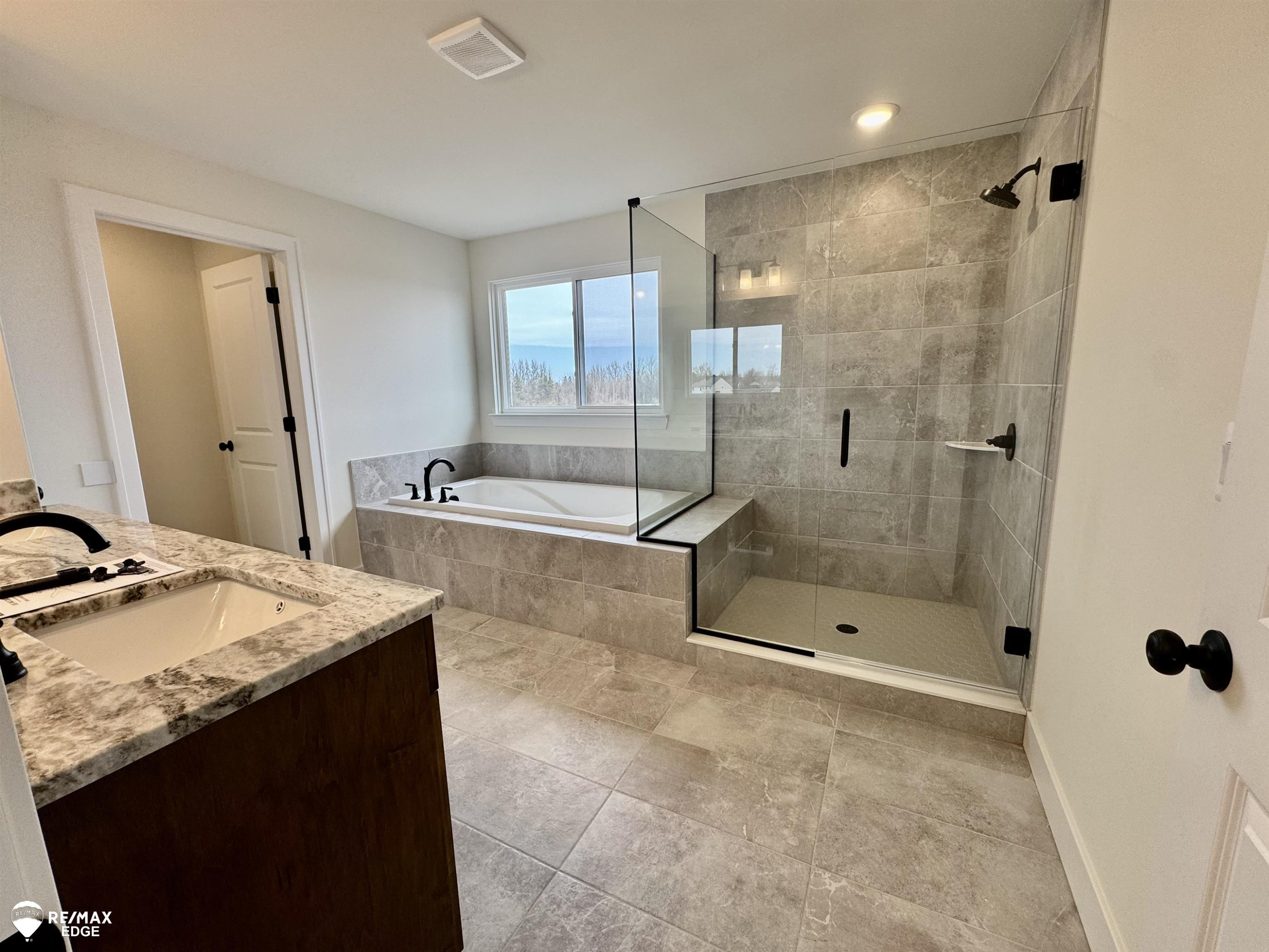 8092 Peninsula Circle, Grand Blanc, MI 48439 — Photo 18