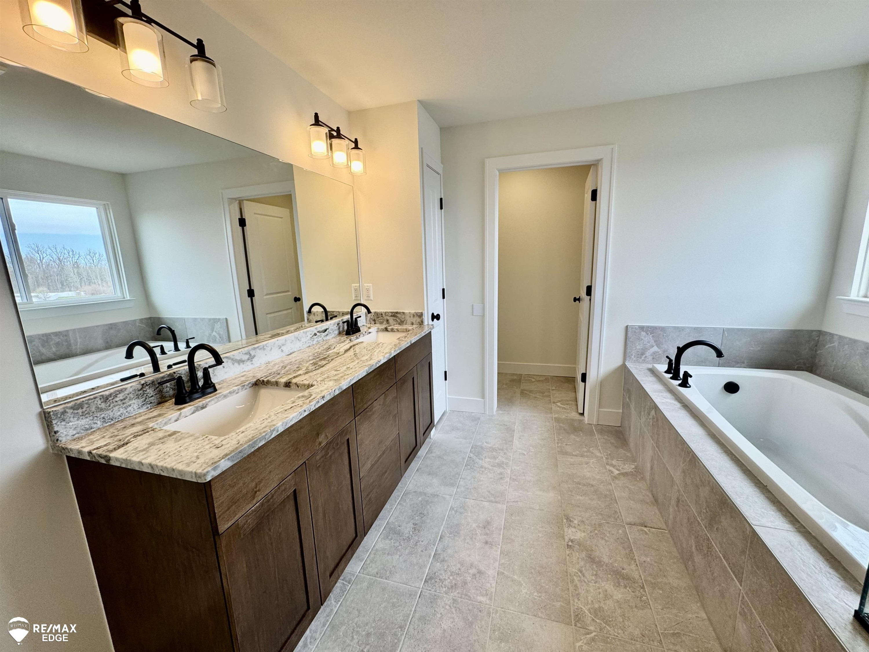8092 Peninsula Circle, Grand Blanc, MI 48439 — Photo 19