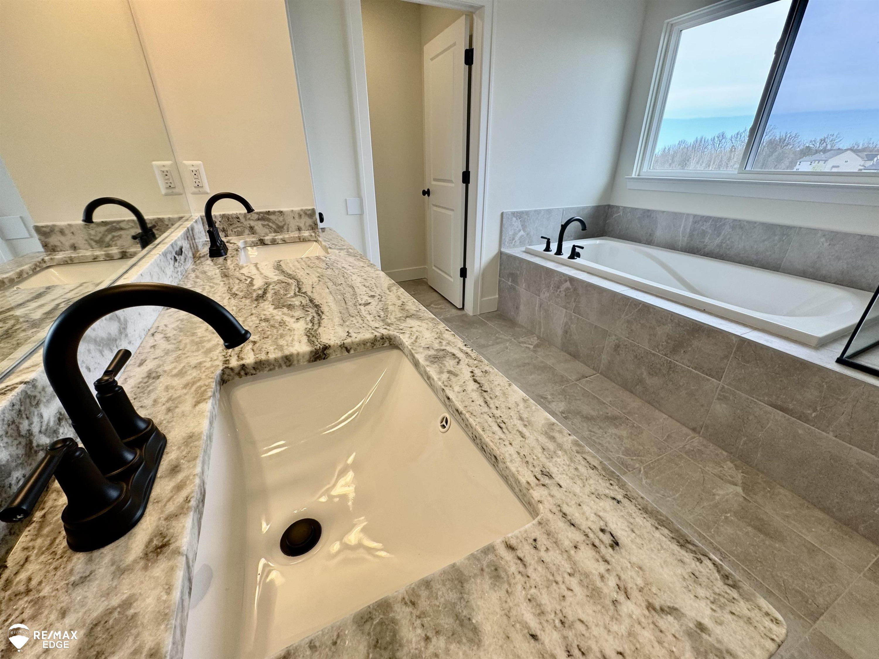 8092 Peninsula Circle, Grand Blanc, MI 48439 — Photo 20