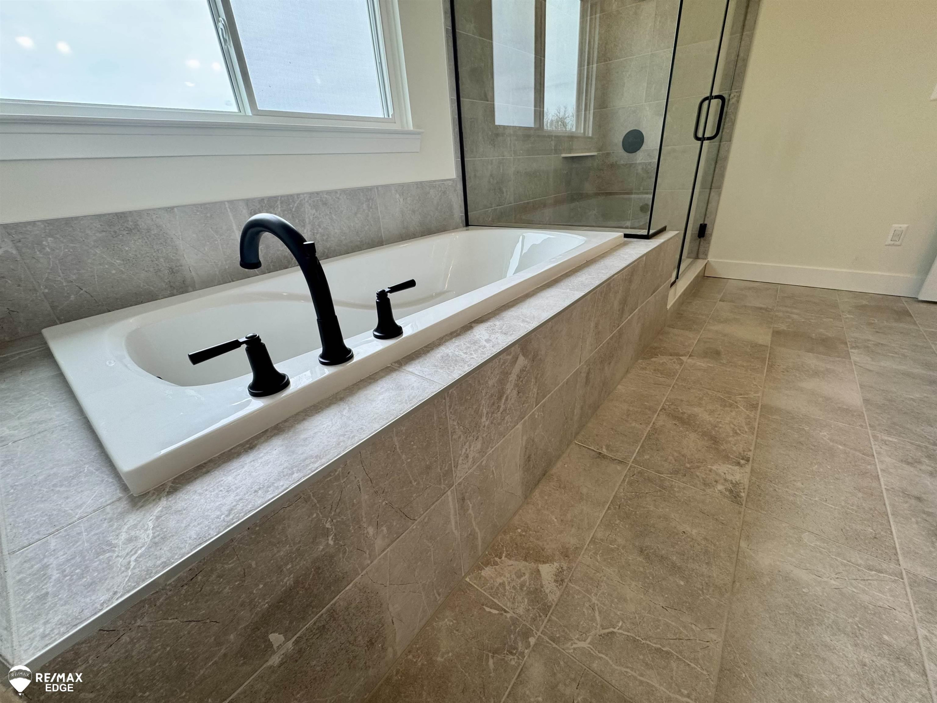 8092 Peninsula Circle, Grand Blanc, MI 48439 — Photo 21