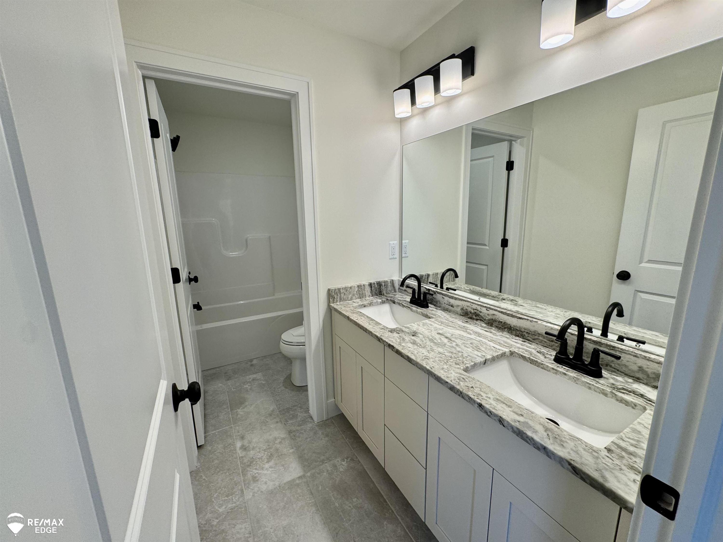8092 Peninsula Circle, Grand Blanc, MI 48439 — Photo 25
