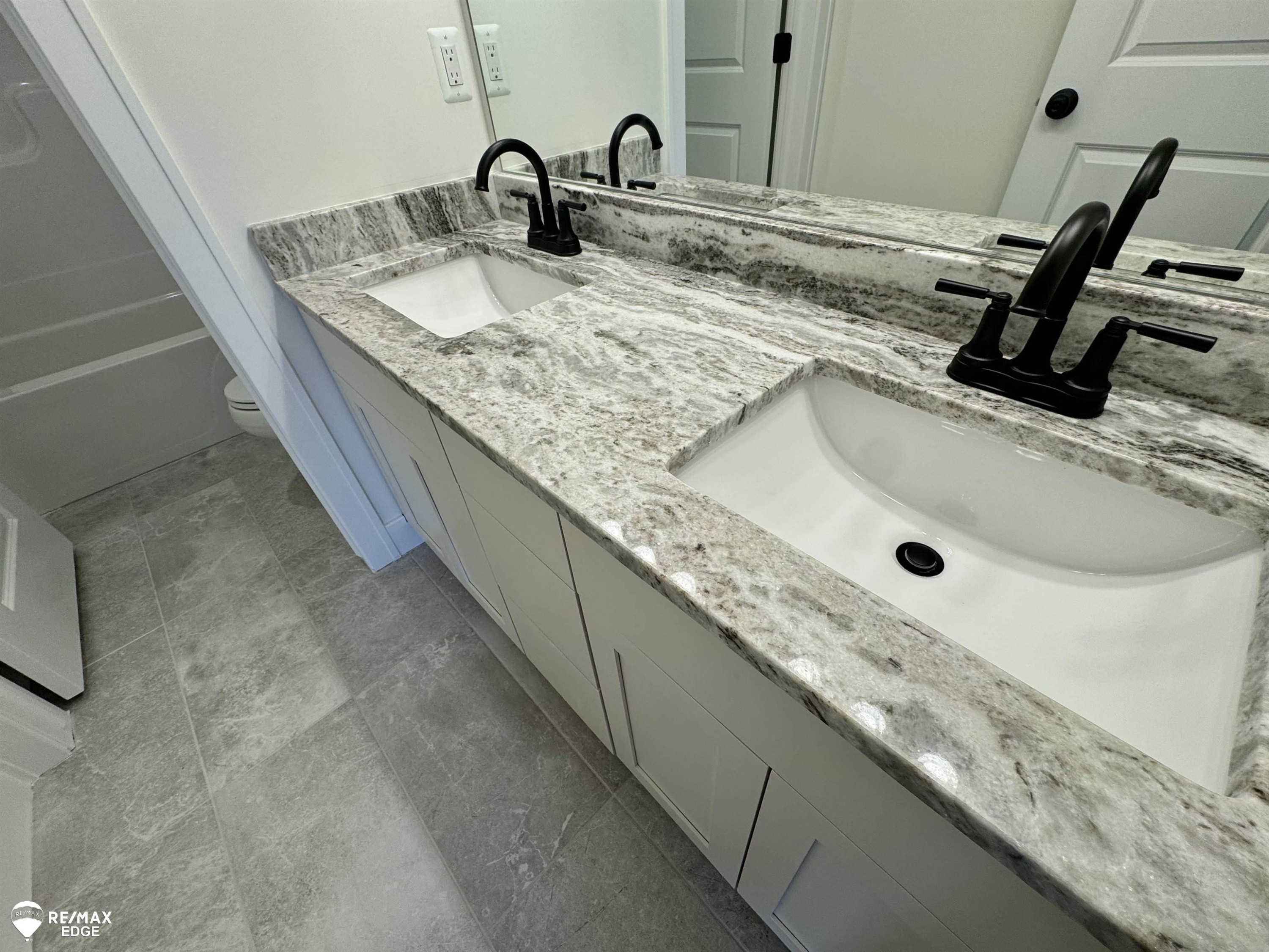 8092 Peninsula Circle, Grand Blanc, MI 48439 — Photo 26