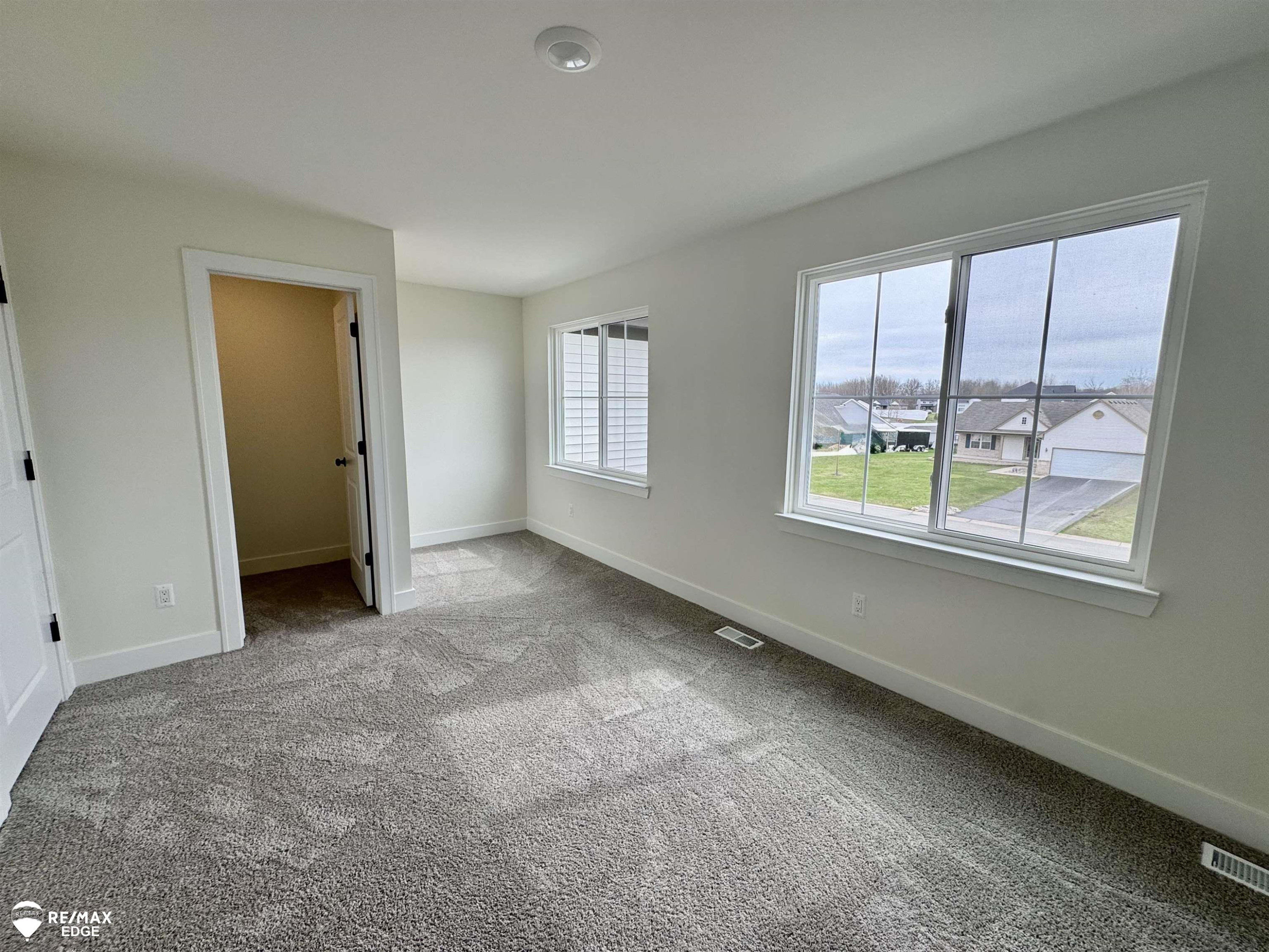 8092 Peninsula Circle, Grand Blanc, MI 48439 — Photo 30