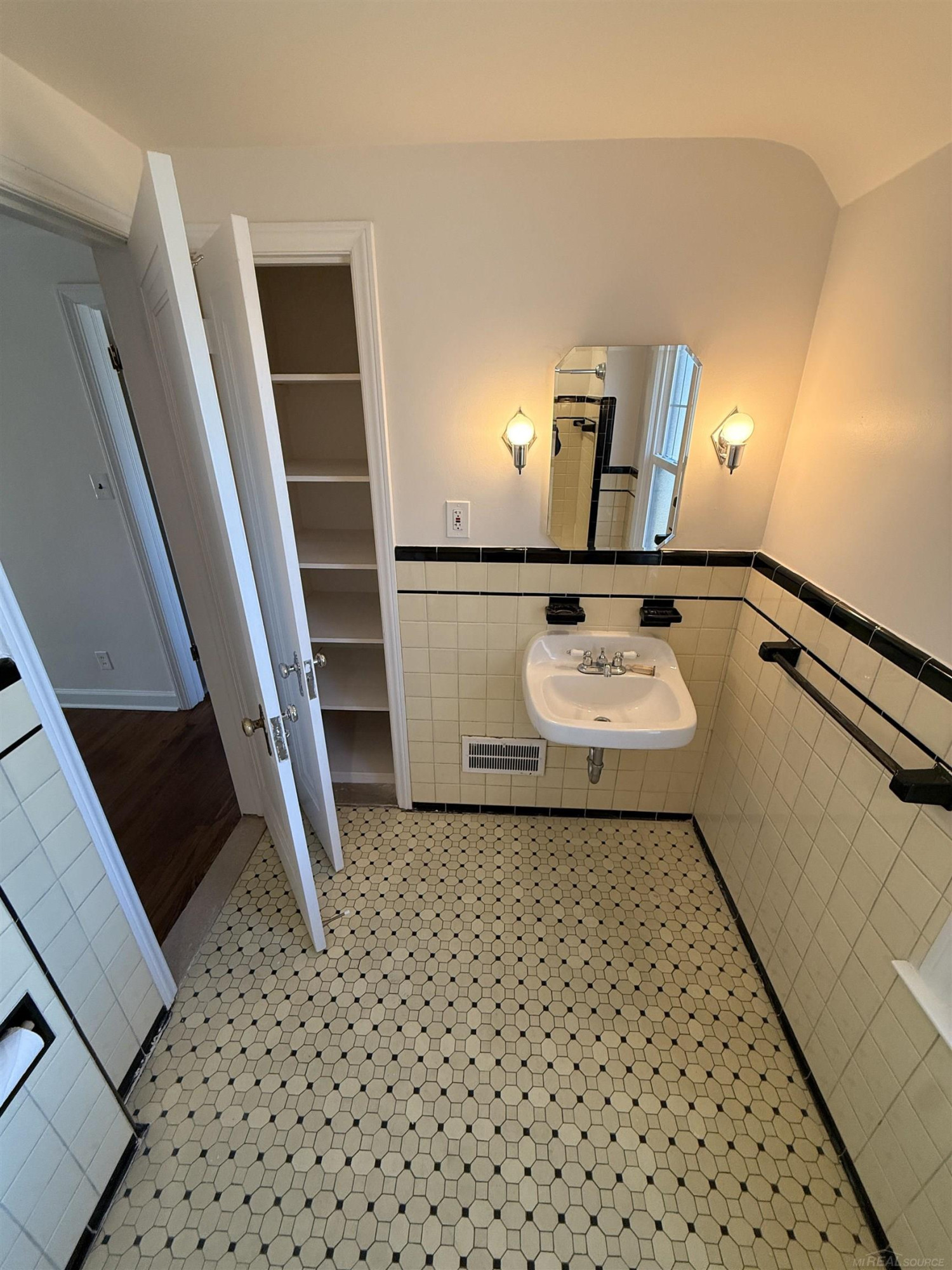 2554 Woodstock Drive, Highland Park, MI 48203 — Photo 16