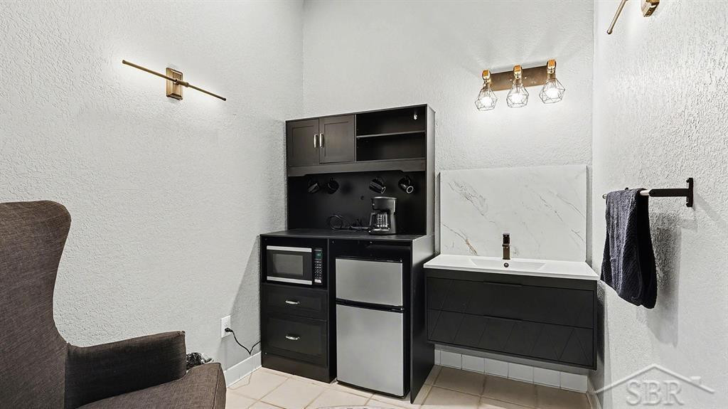 Unit B 5319 N Saginaw Road, Midland, MI 48642 — Photo 12