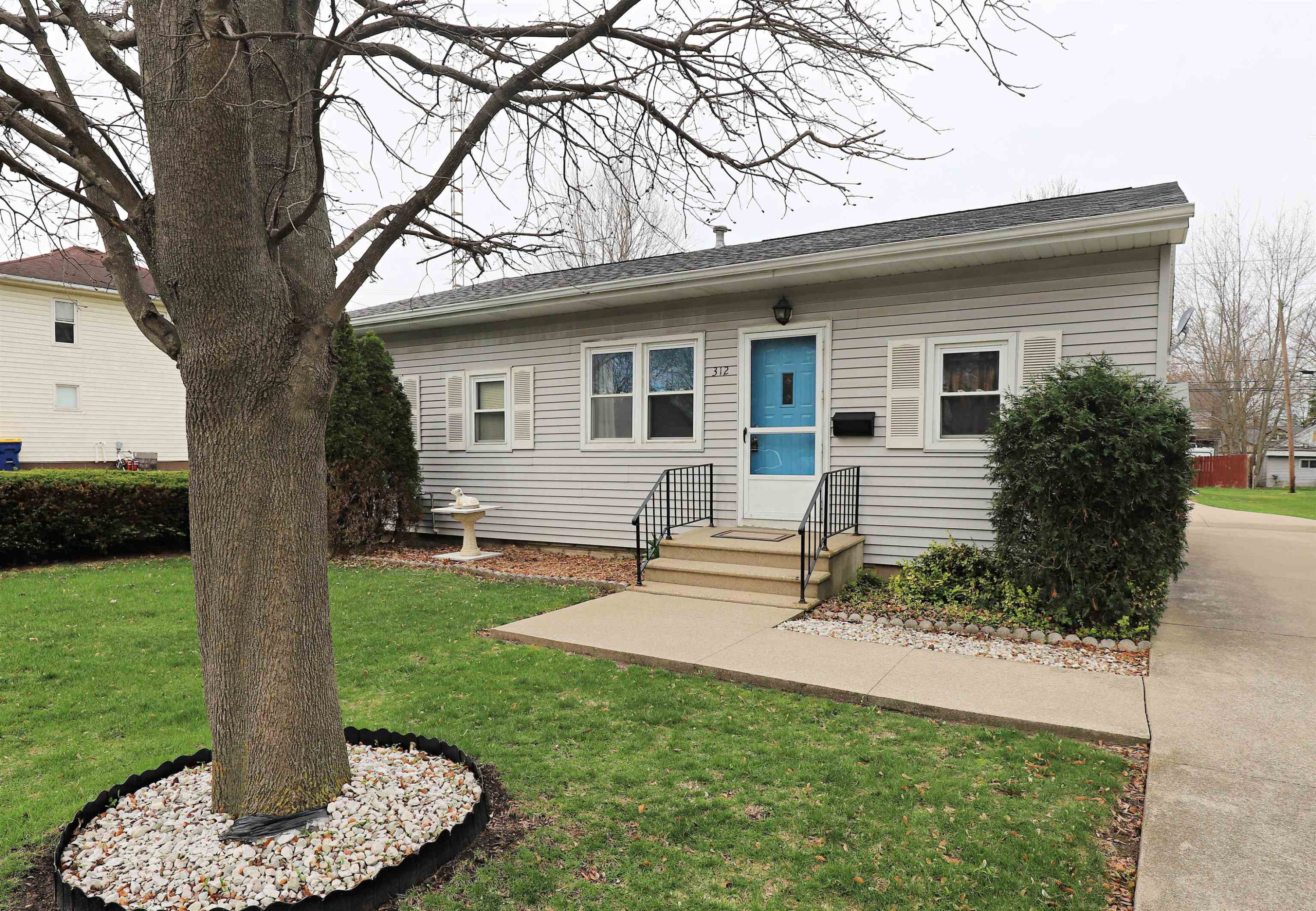 312 S Brady Street, Corunna, MI 48817 — Photo 2