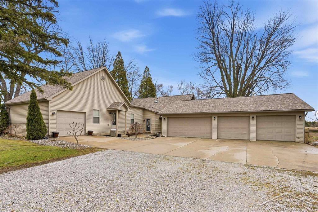 1285 W Wheeler Road, Auburn, MI 48611 — front exterior