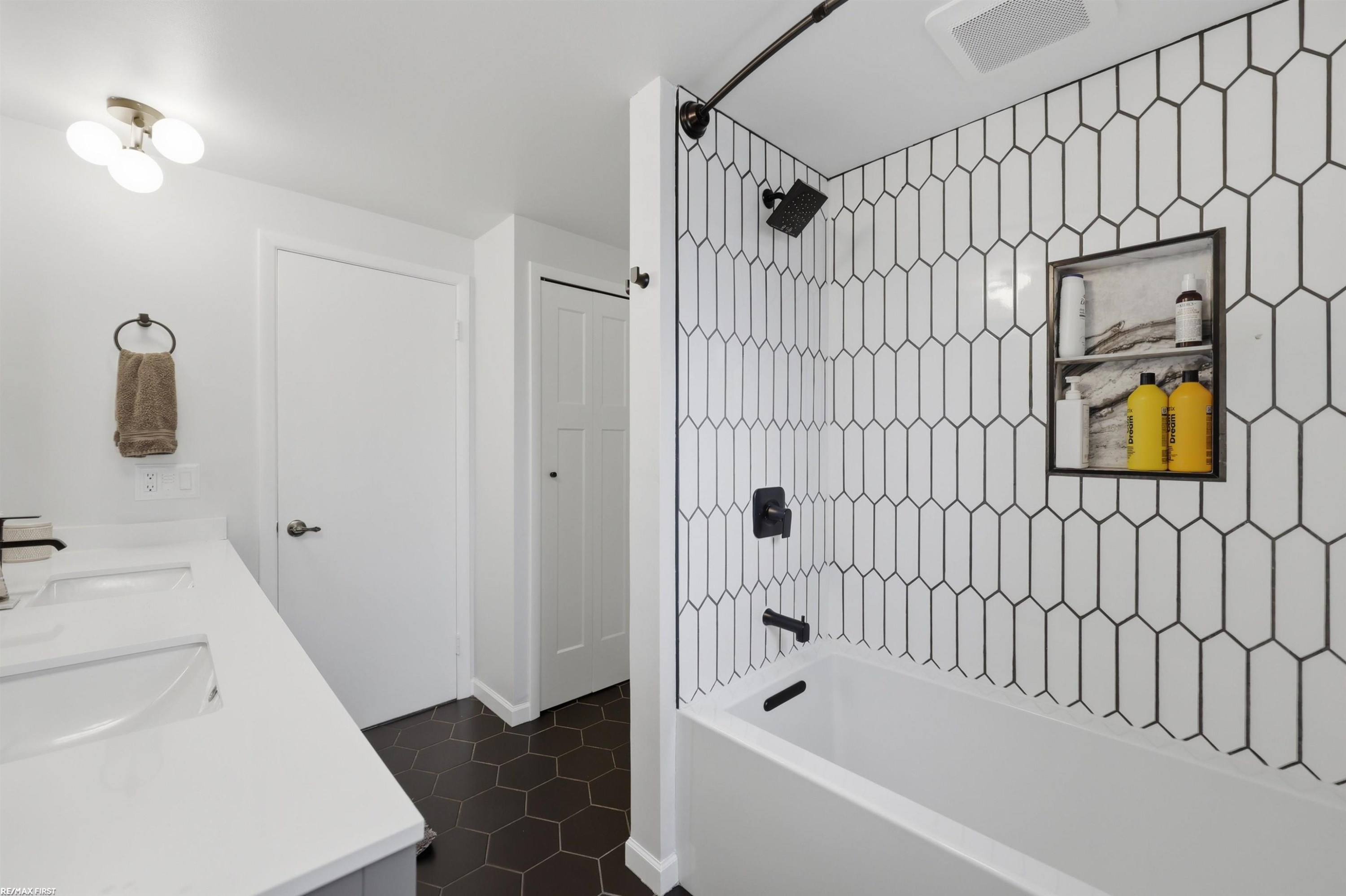 3586 Kings Point Drive, Troy, MI 48083 — Photo 28