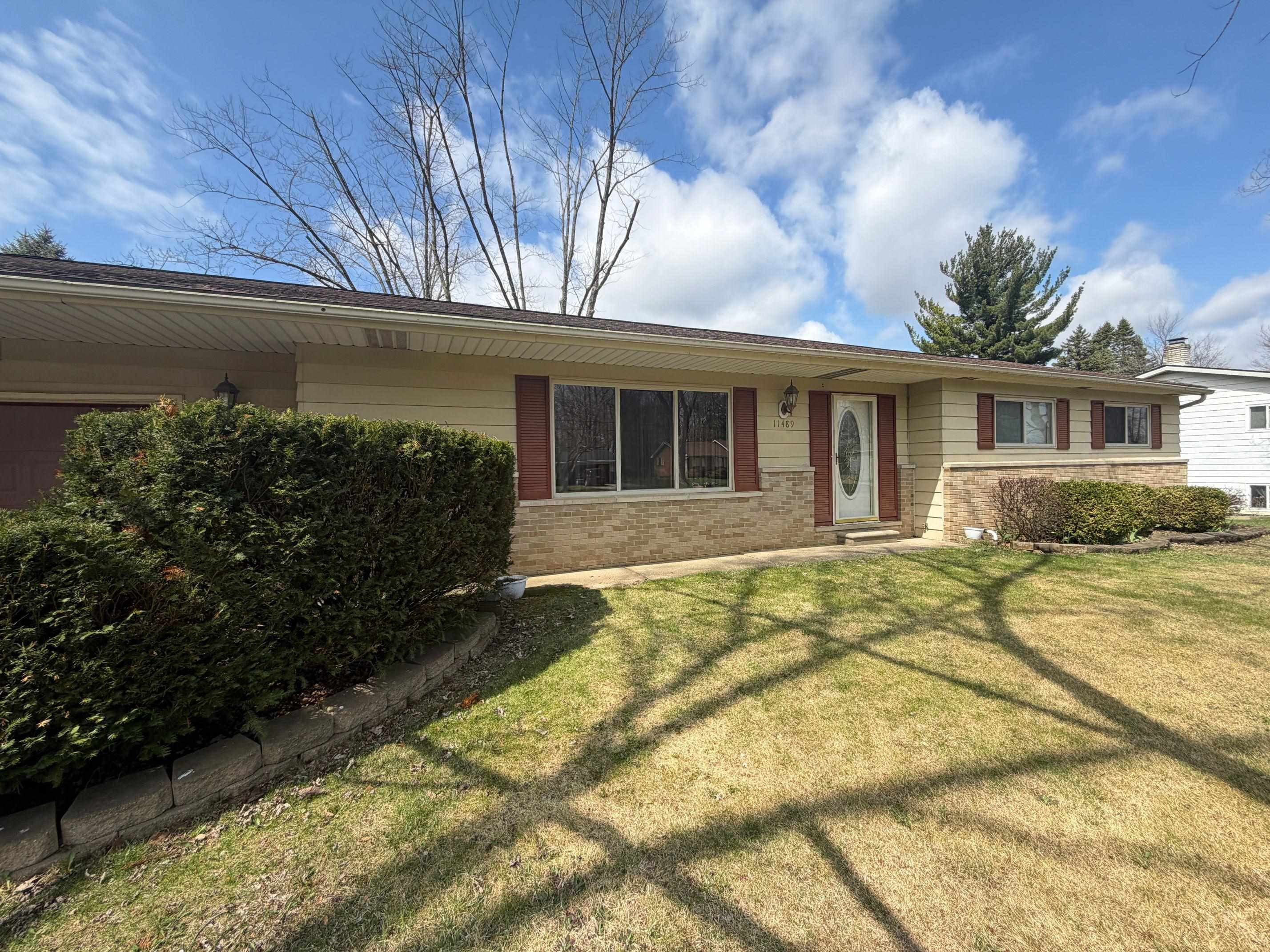 11489 Colonial Woods Drive, Clio, MI 48420 — Photo 2