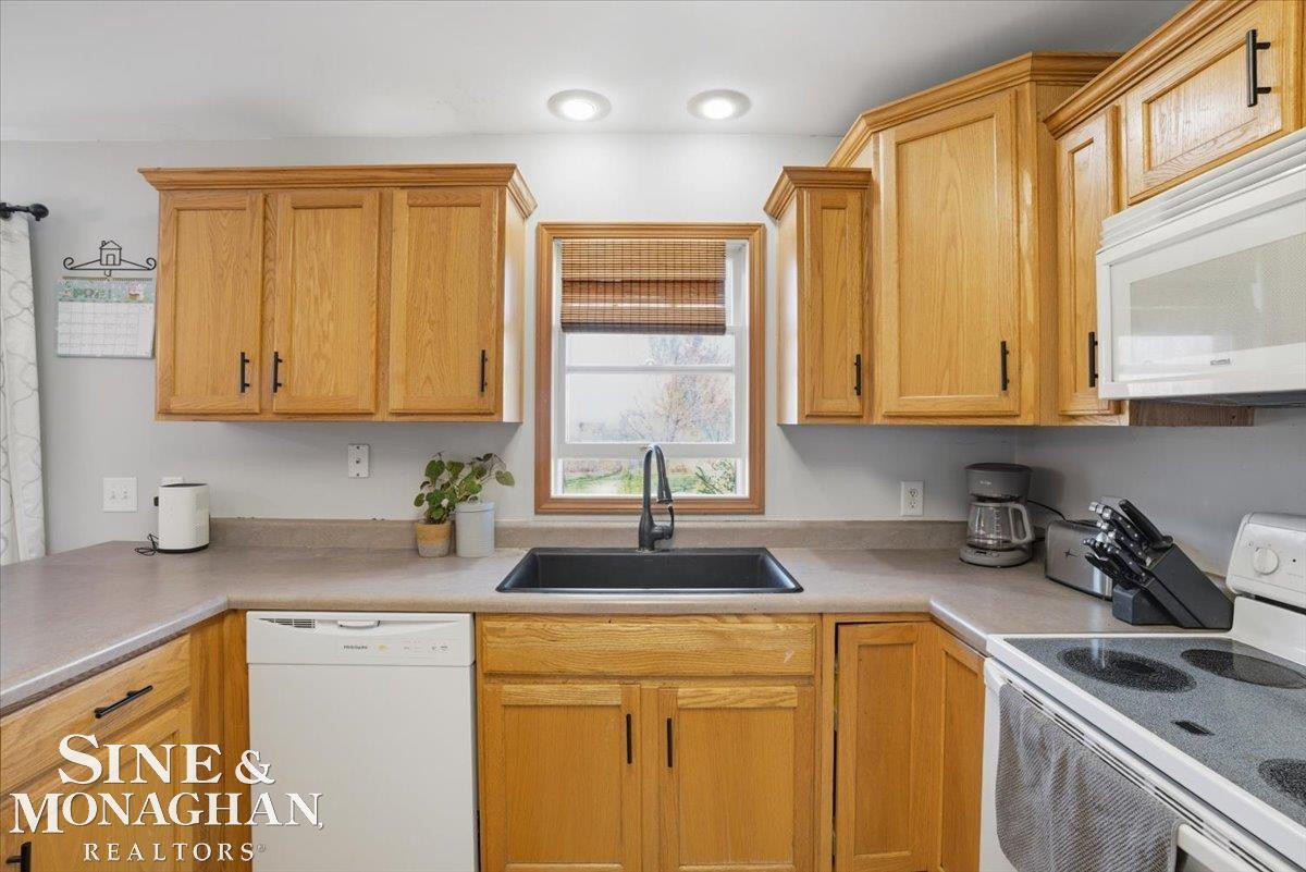2024 Deer Meadow Lane, MI 48079 — Photo 9