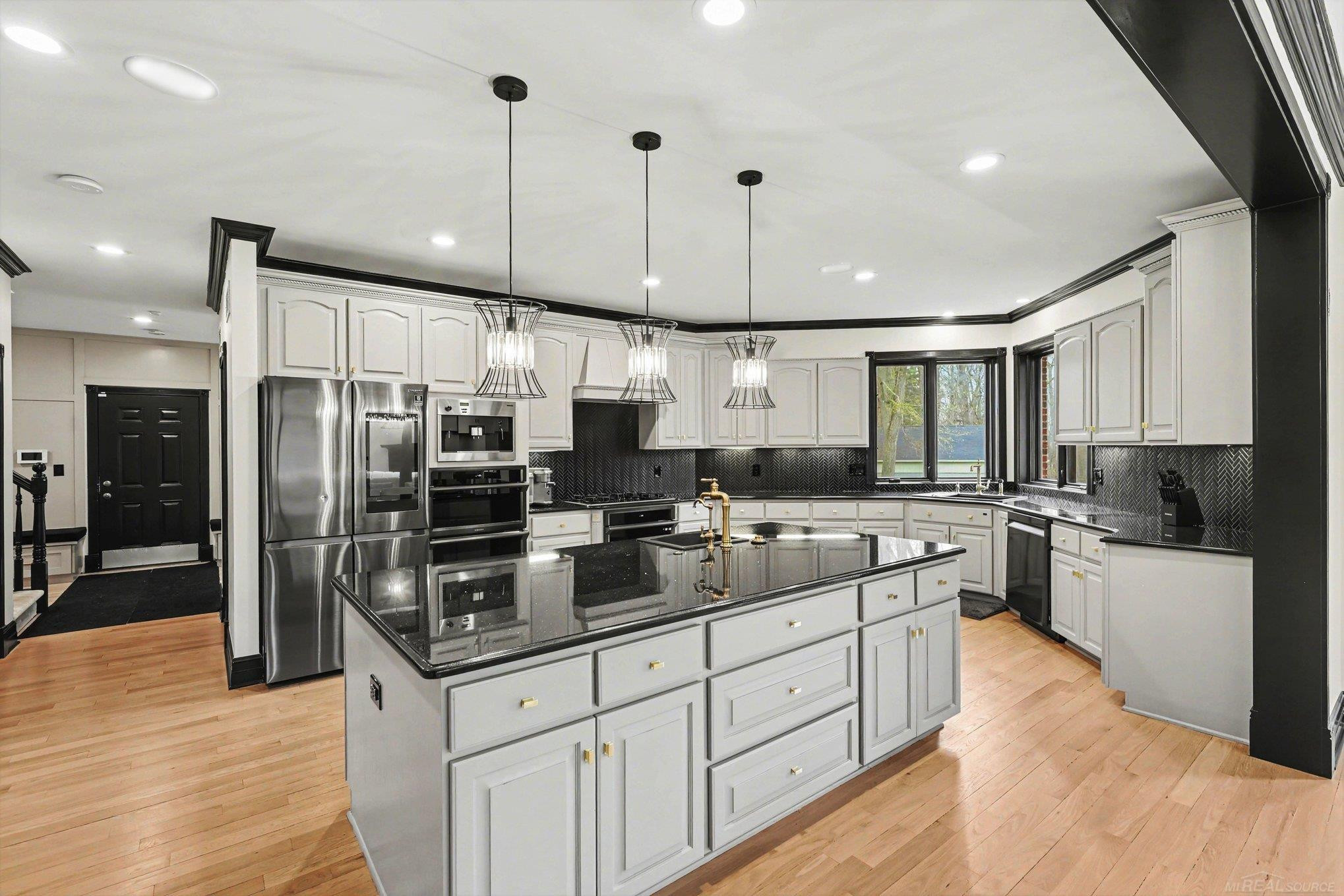 6986 Montgomery Drive, Utica, MI 48316 — Photo 10