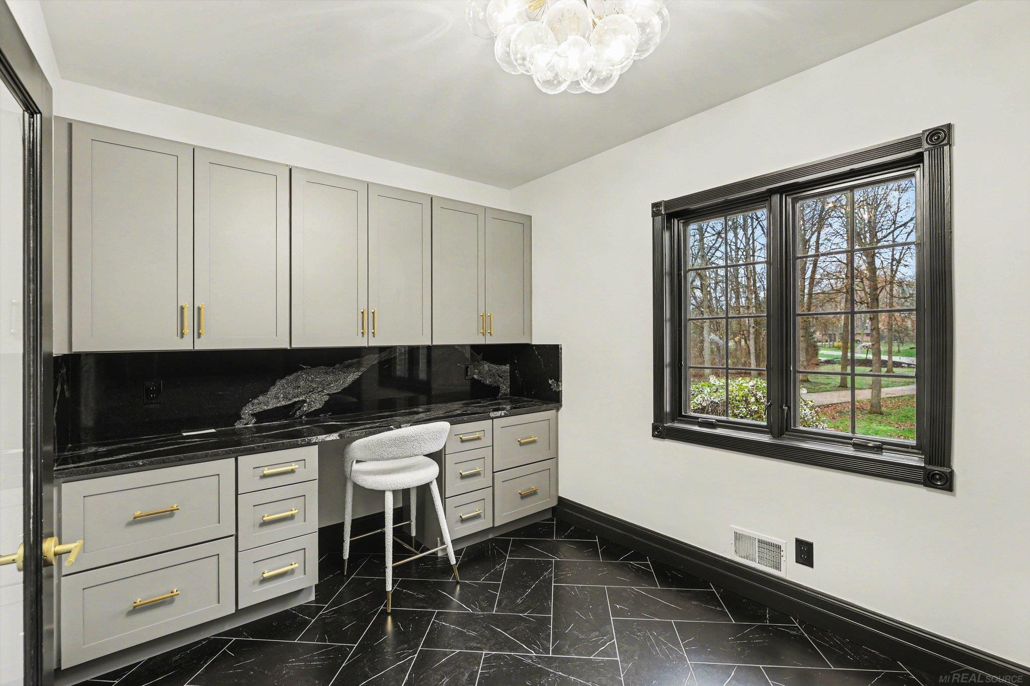 6986 Montgomery Drive, Utica, MI 48316 — Photo 17