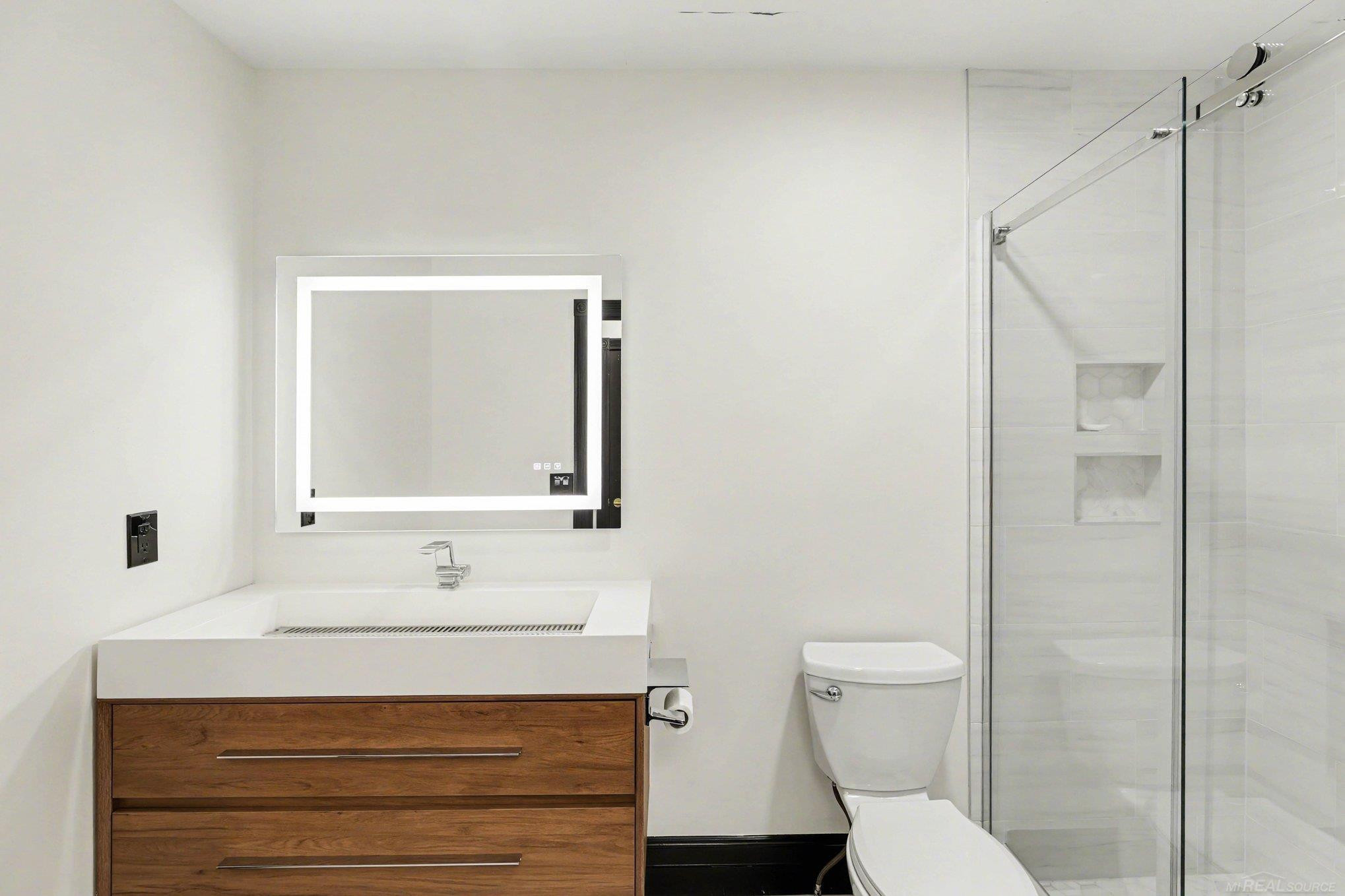 6986 Montgomery Drive, Utica, MI 48316 — Photo 18