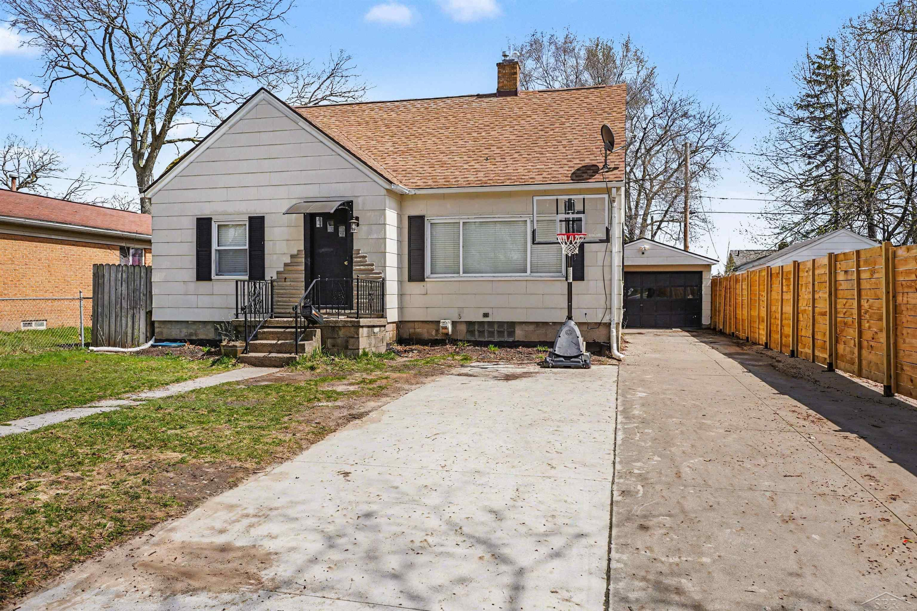 402 Patterson Avenue, Bay City, MI 48706 — front exterior