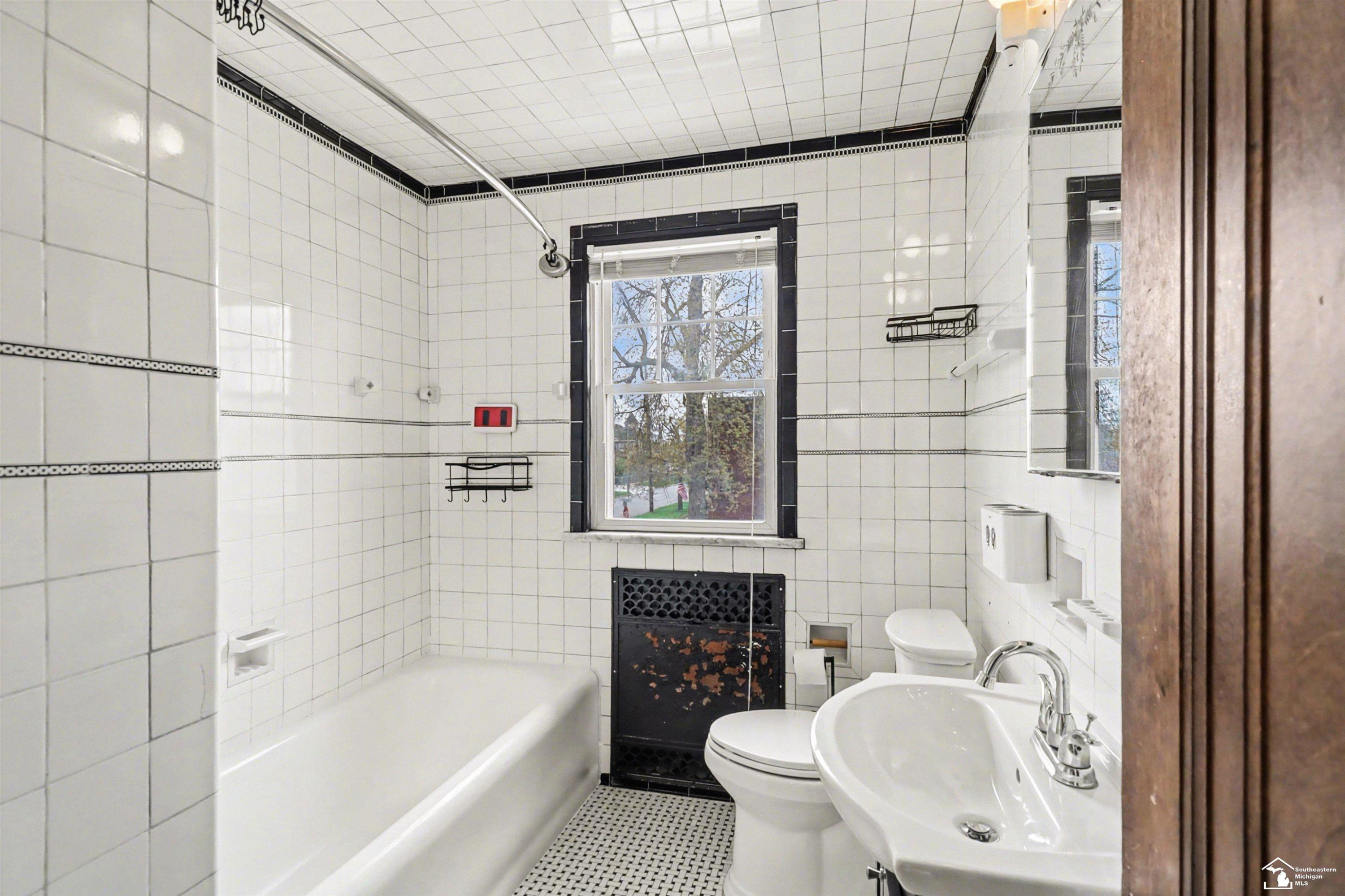 304 Chestnut Street, Wyandotte, MI 48192 — Photo 23
