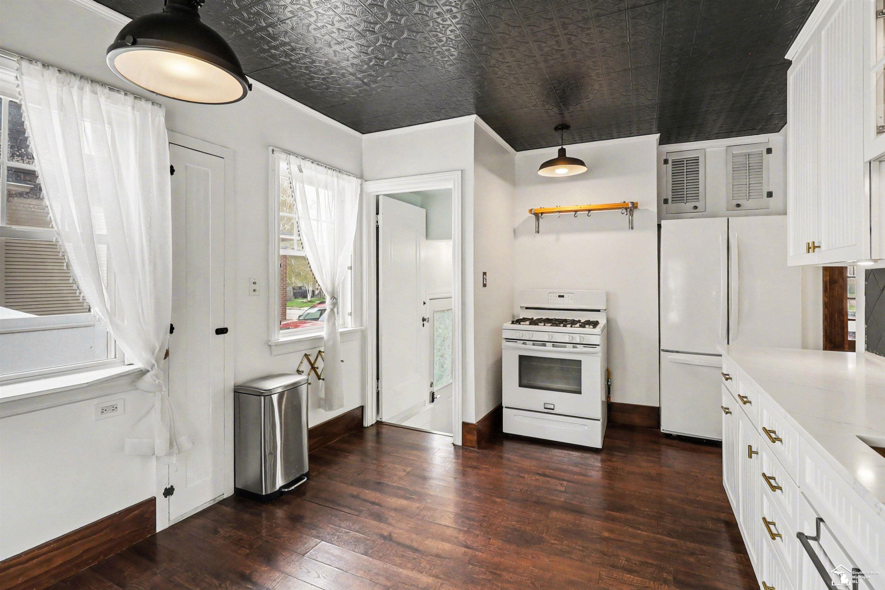 304 Chestnut Street, Wyandotte, MI 48192 — Photo 16