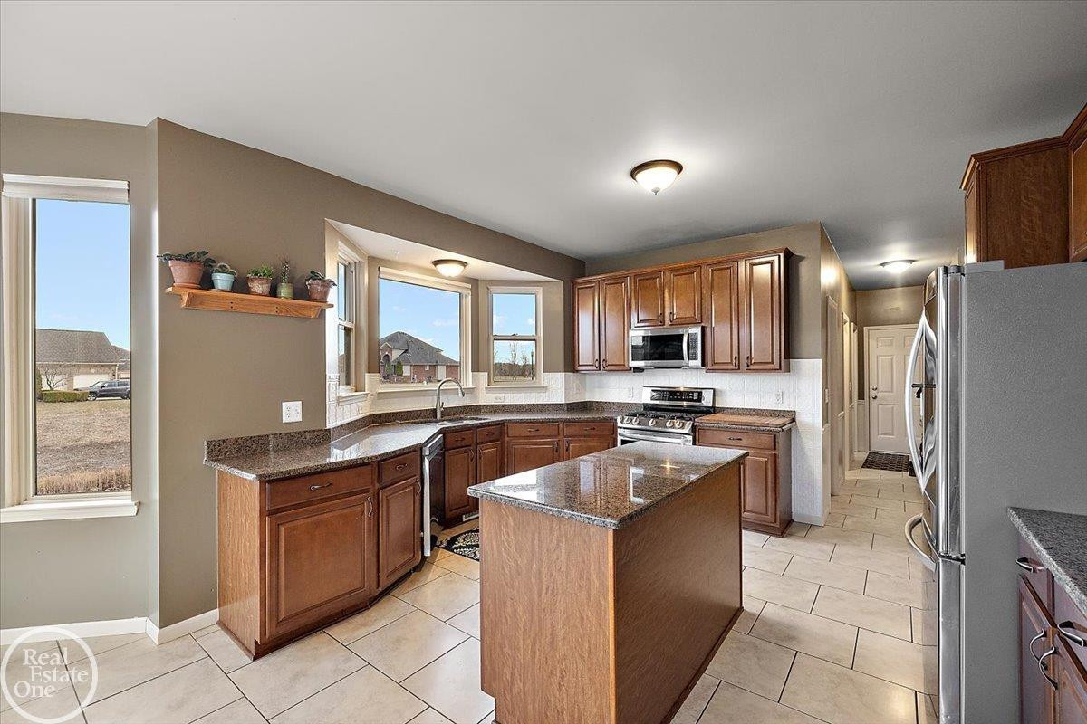 15833 Kingsway Drive, MI 48044 — Photo 11