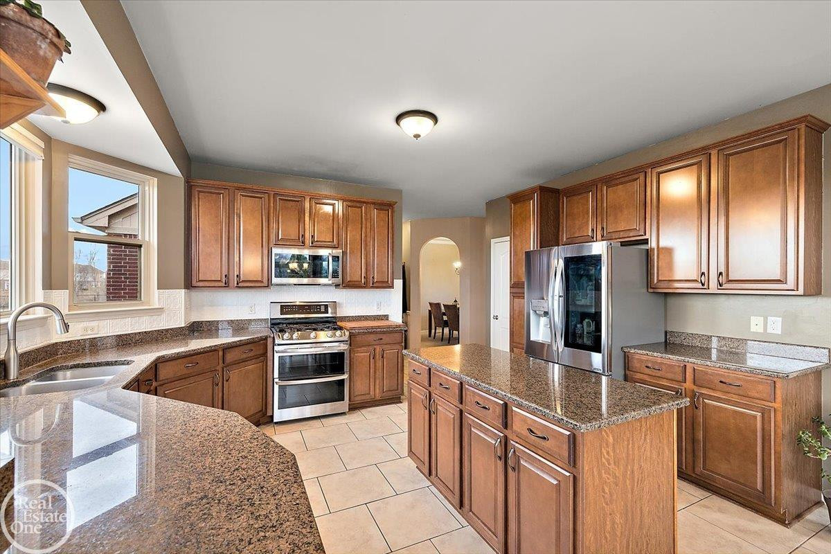 15833 Kingsway Drive, MI 48044 — Photo 10