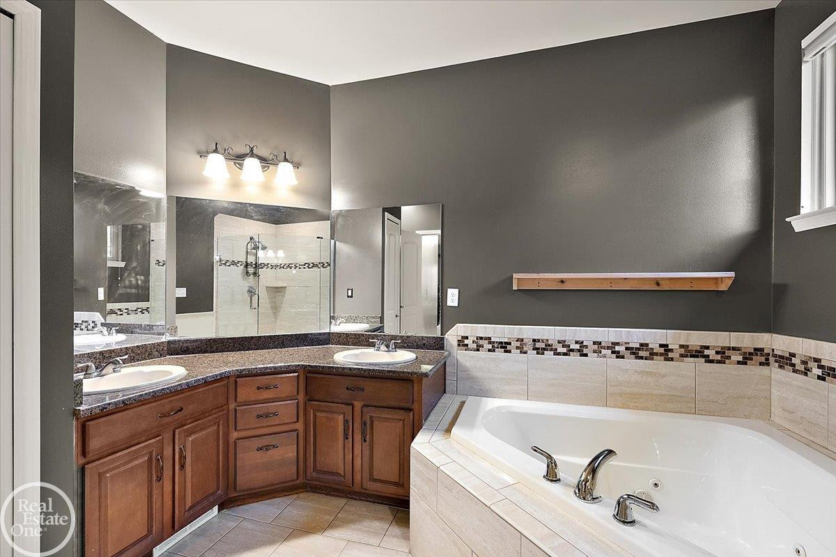 15833 Kingsway Drive, MI 48044 — Photo 32