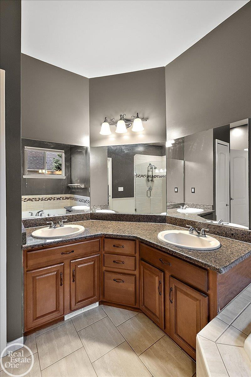 15833 Kingsway Drive, MI 48044 — Photo 33