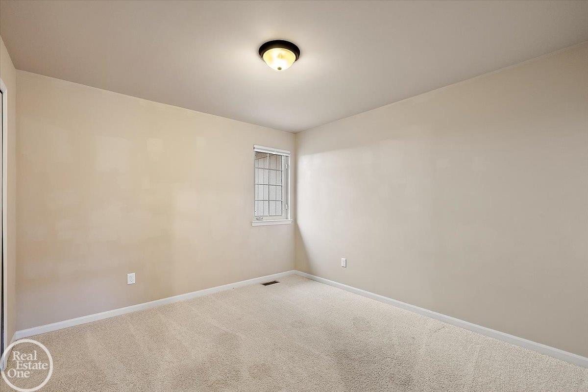 15833 Kingsway Drive, MI 48044 — Photo 40