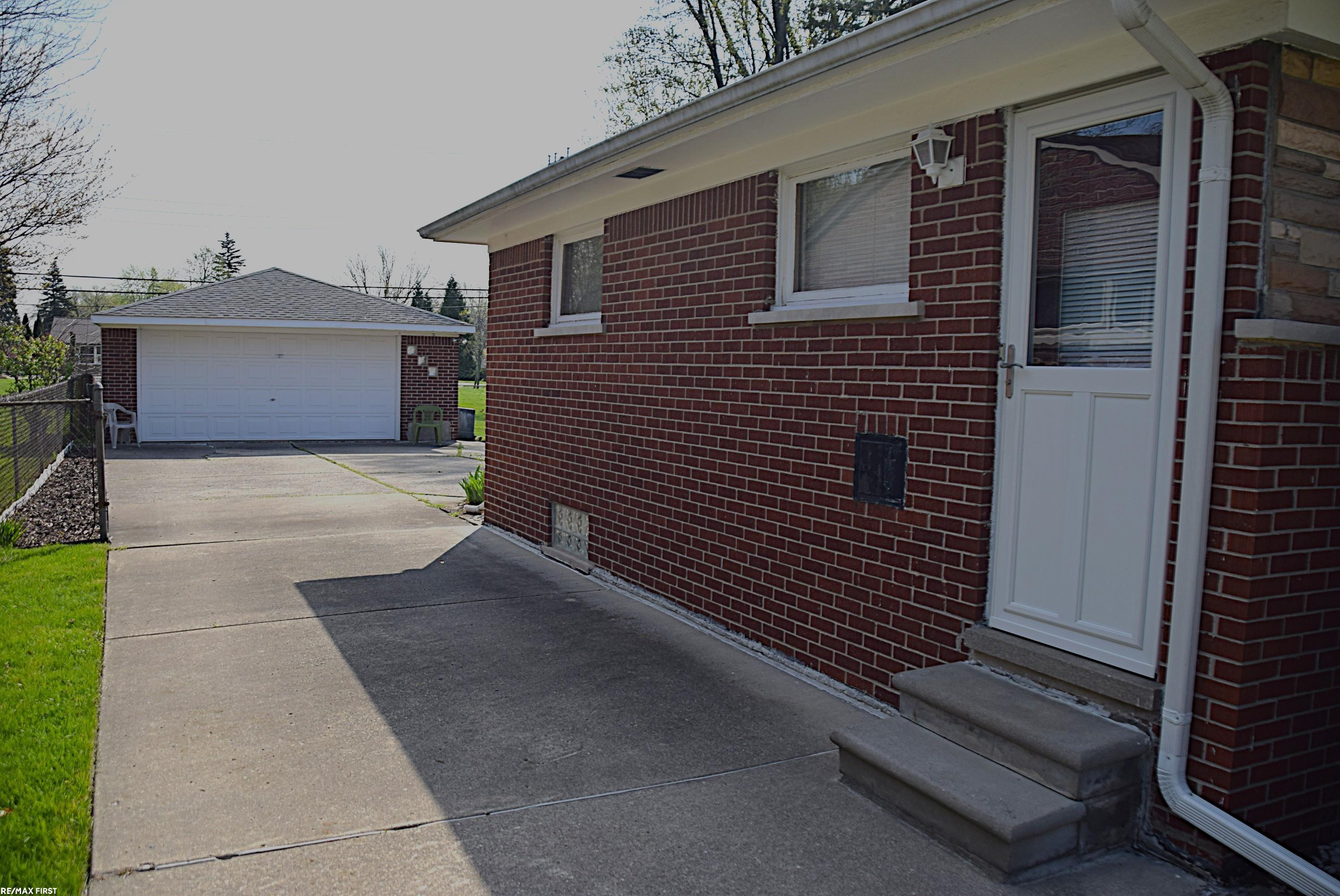 30112 Gloria Street, Saint Clair Shores, MI 48082 — Photo 24