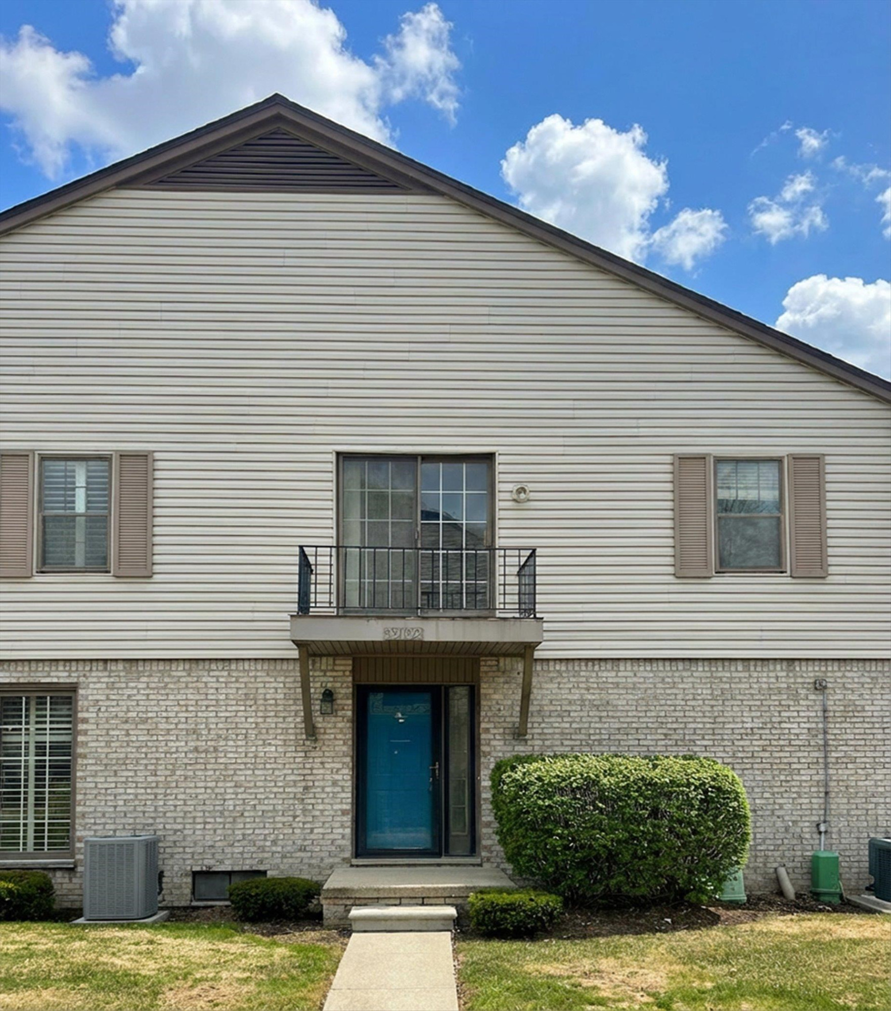 35132 N Bay Circle, 16, MI — front exterior