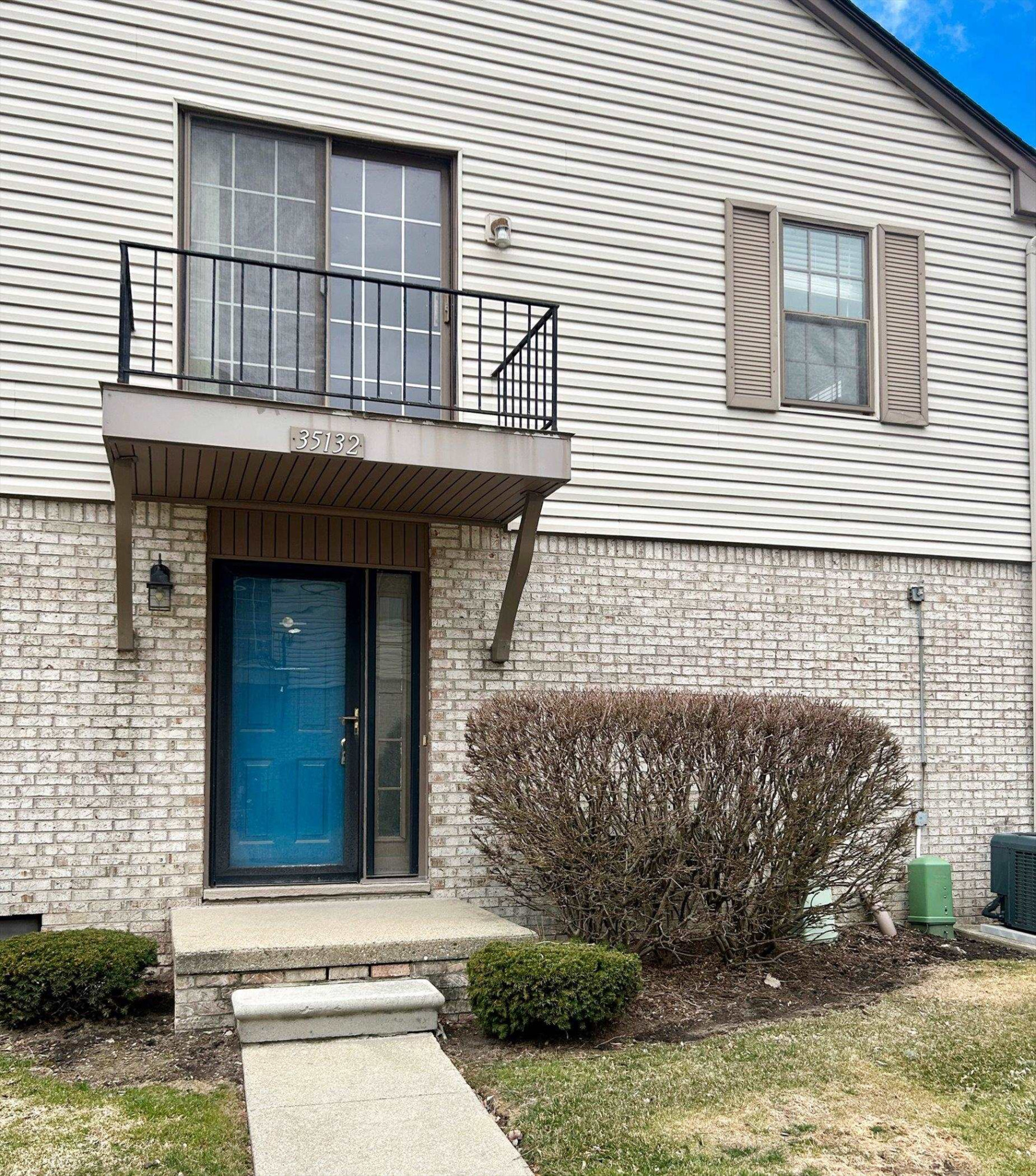 35132 N Bay Circle, 16, MI — Photo 2