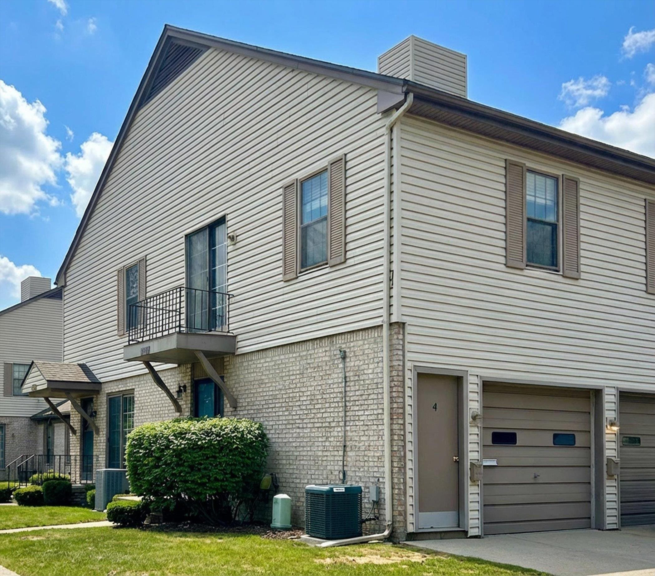 35132 N Bay Circle, 16, MI — Photo 3