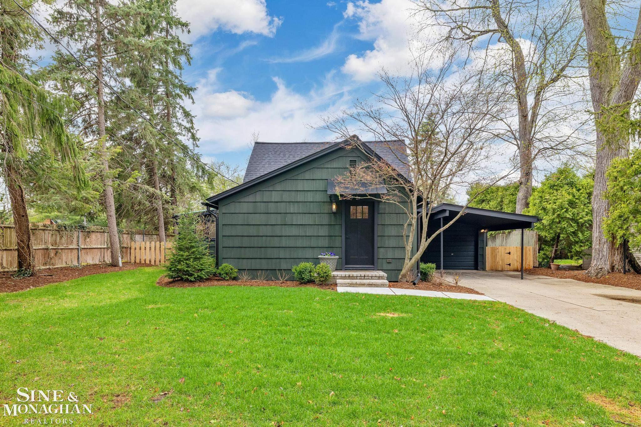 319 Beaupre Lane, Grosse Pointe Farms, MI 48236 — front exterior