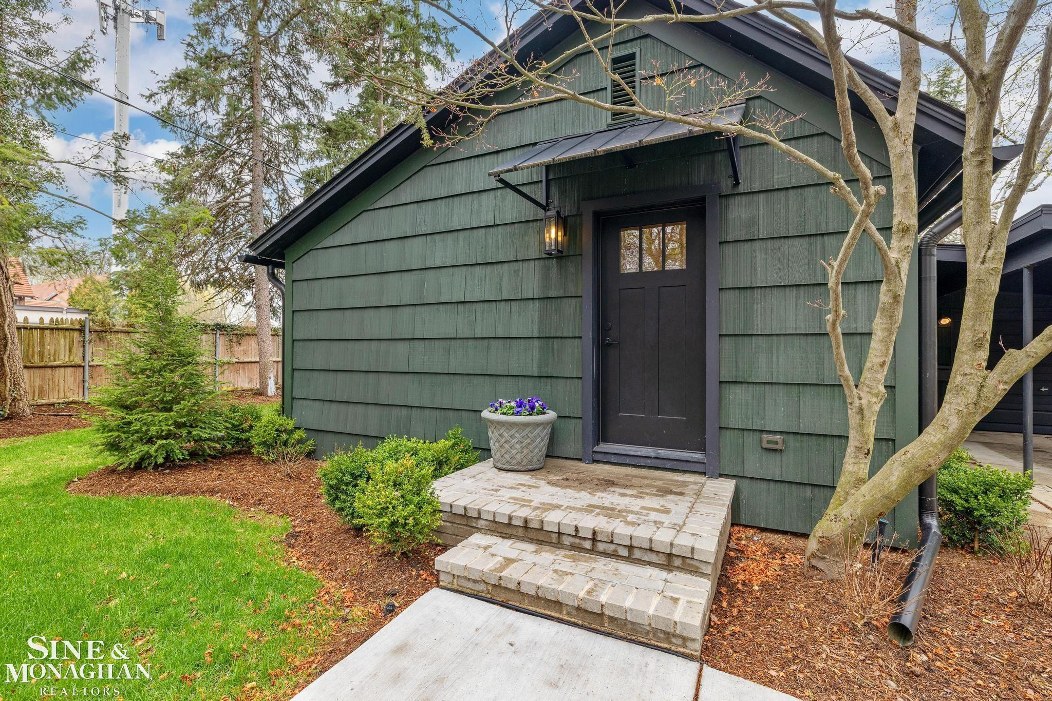 319 Beaupre Lane, Grosse Pointe Farms, MI 48236 — Photo 2