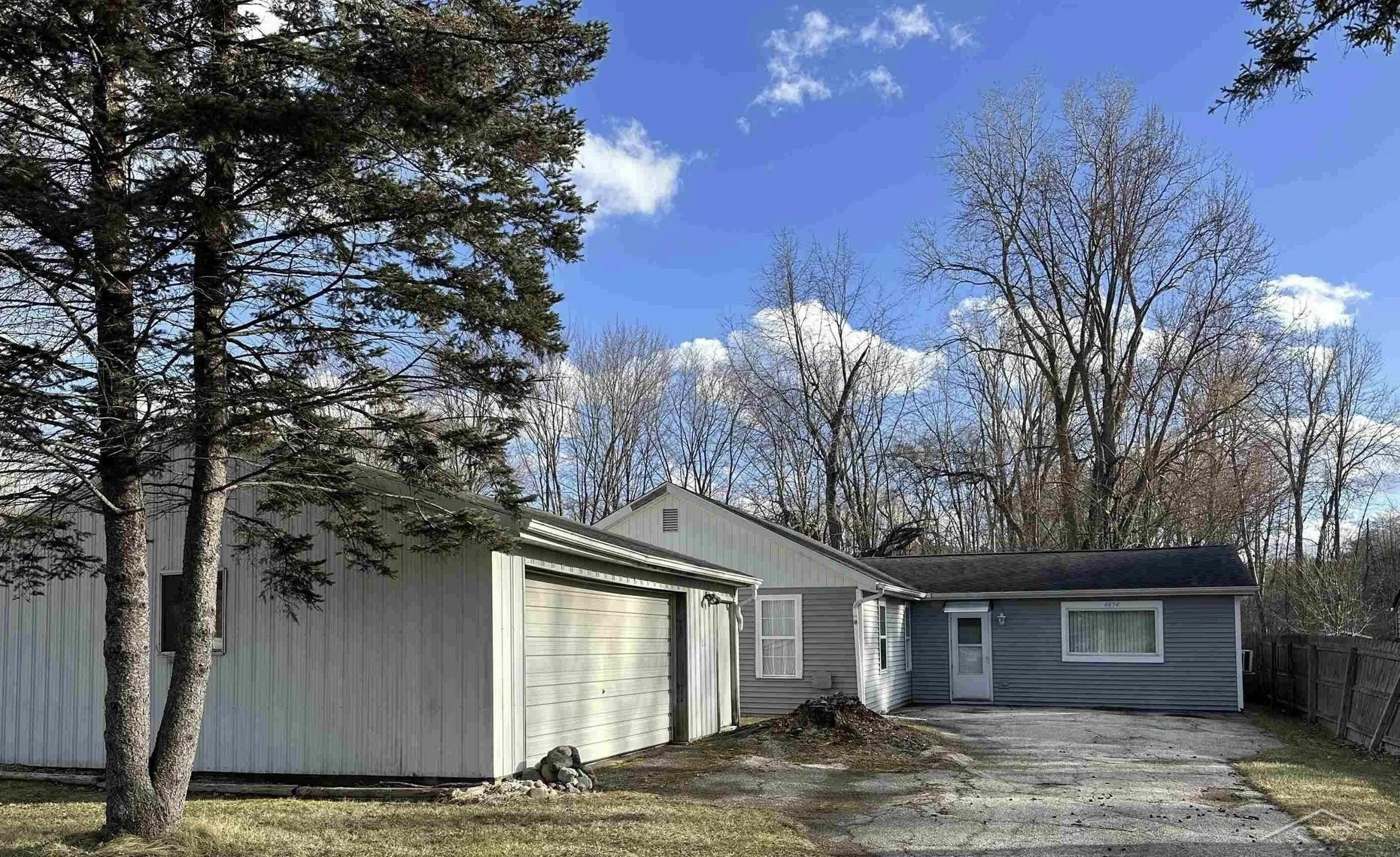 4654 King Road, Saginaw, MI 48601 — front exterior