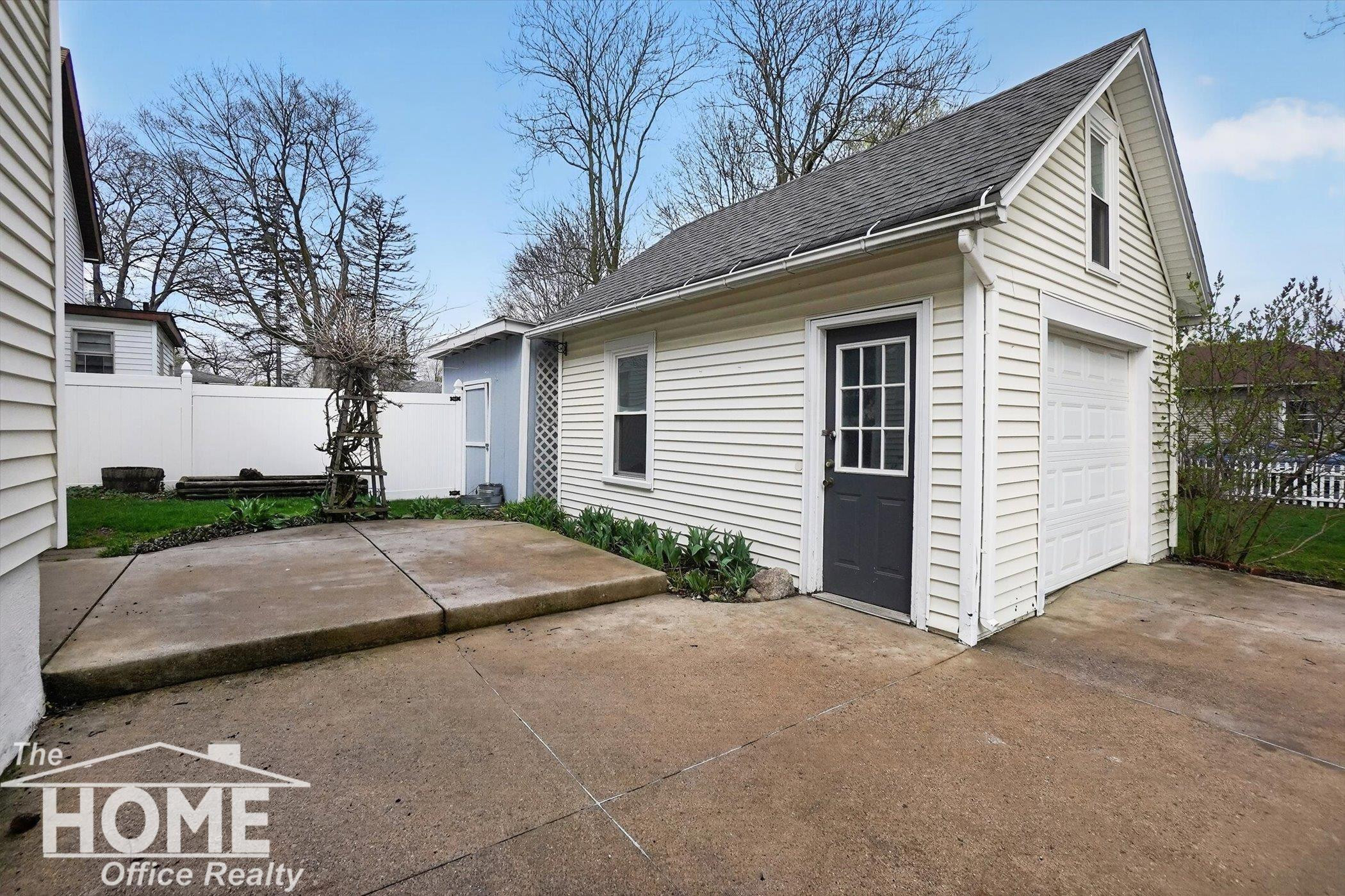 323 Goodhue Street, Owosso, MI 48867 — Photo 27