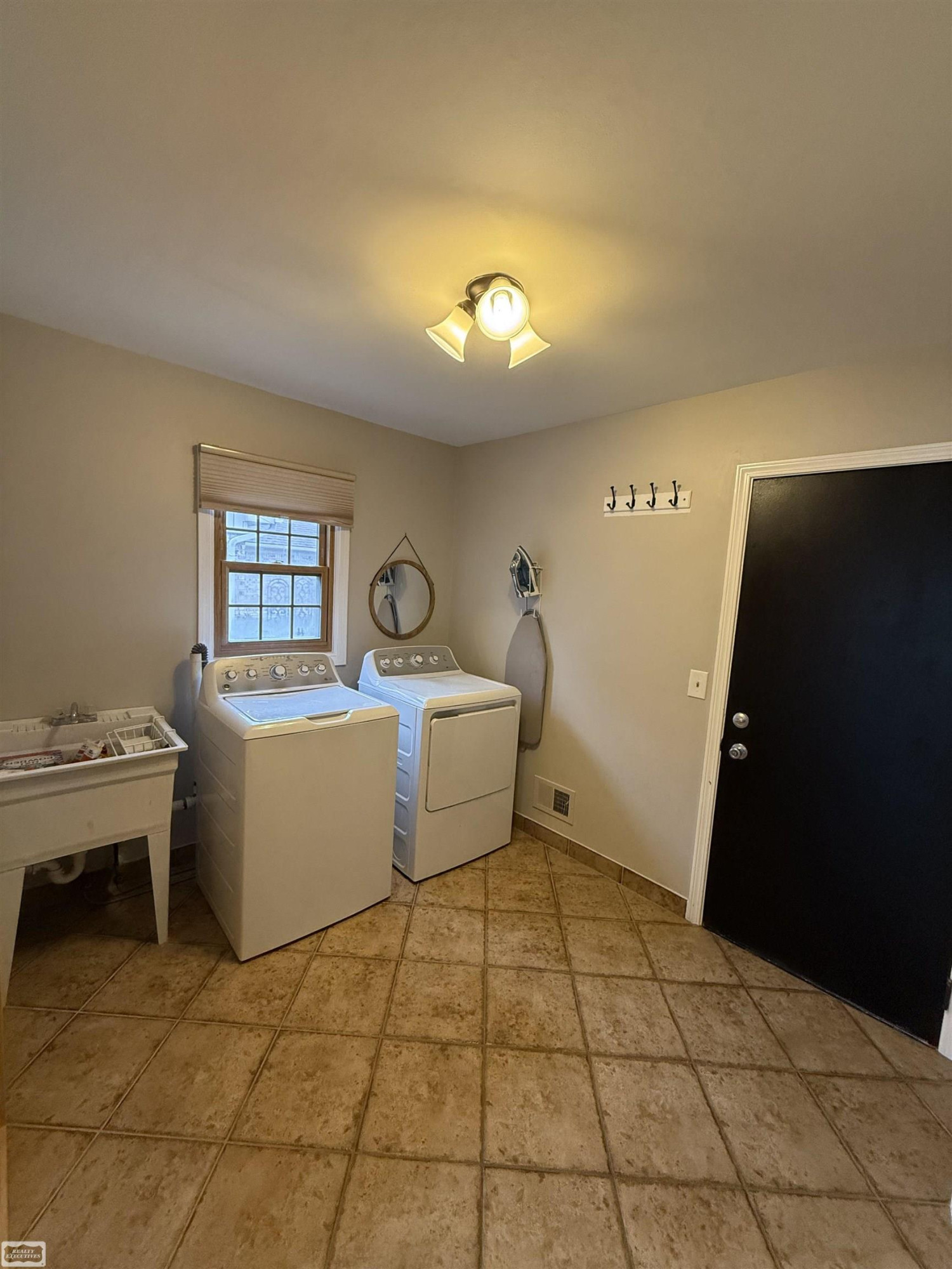 47642 Stephanie Drive, MI 48044 — Photo 17