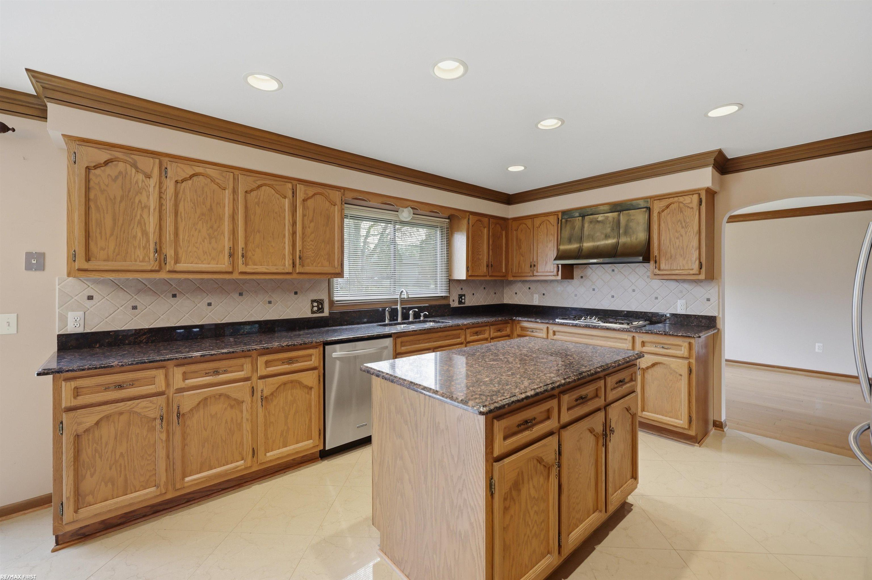 38300 Santa Barbara Street, Clinton, MI 48036 — Photo 18