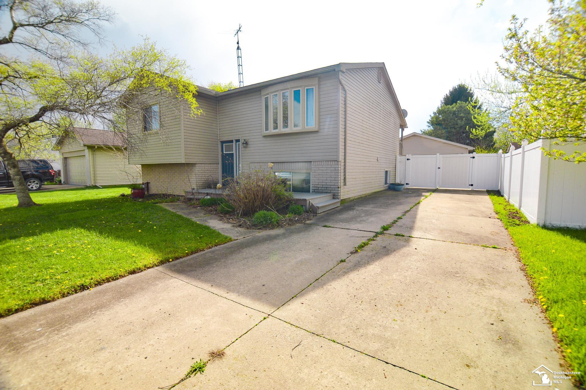 8675 Lillian Drive, Newport, MI 48166 — Photo 2