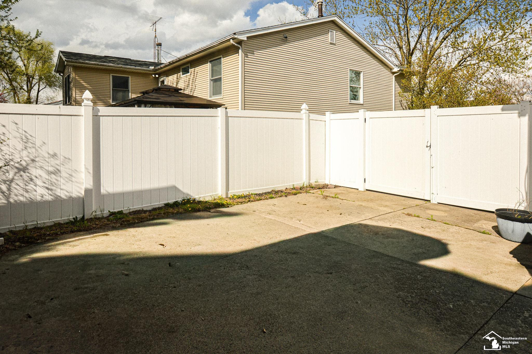 8675 Lillian Drive, Newport, MI 48166 — Photo 19