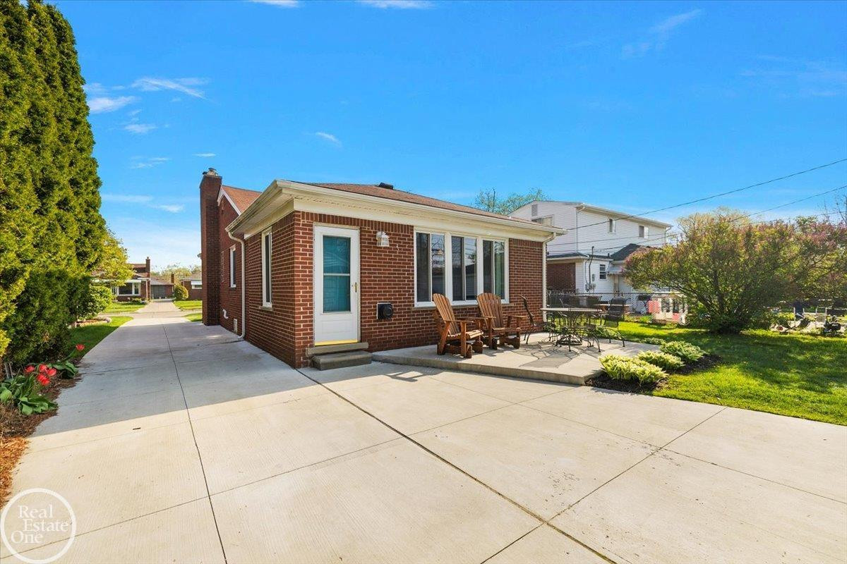 21720 Chalon Street, Saint Clair Shores, MI 48080 — Photo 6