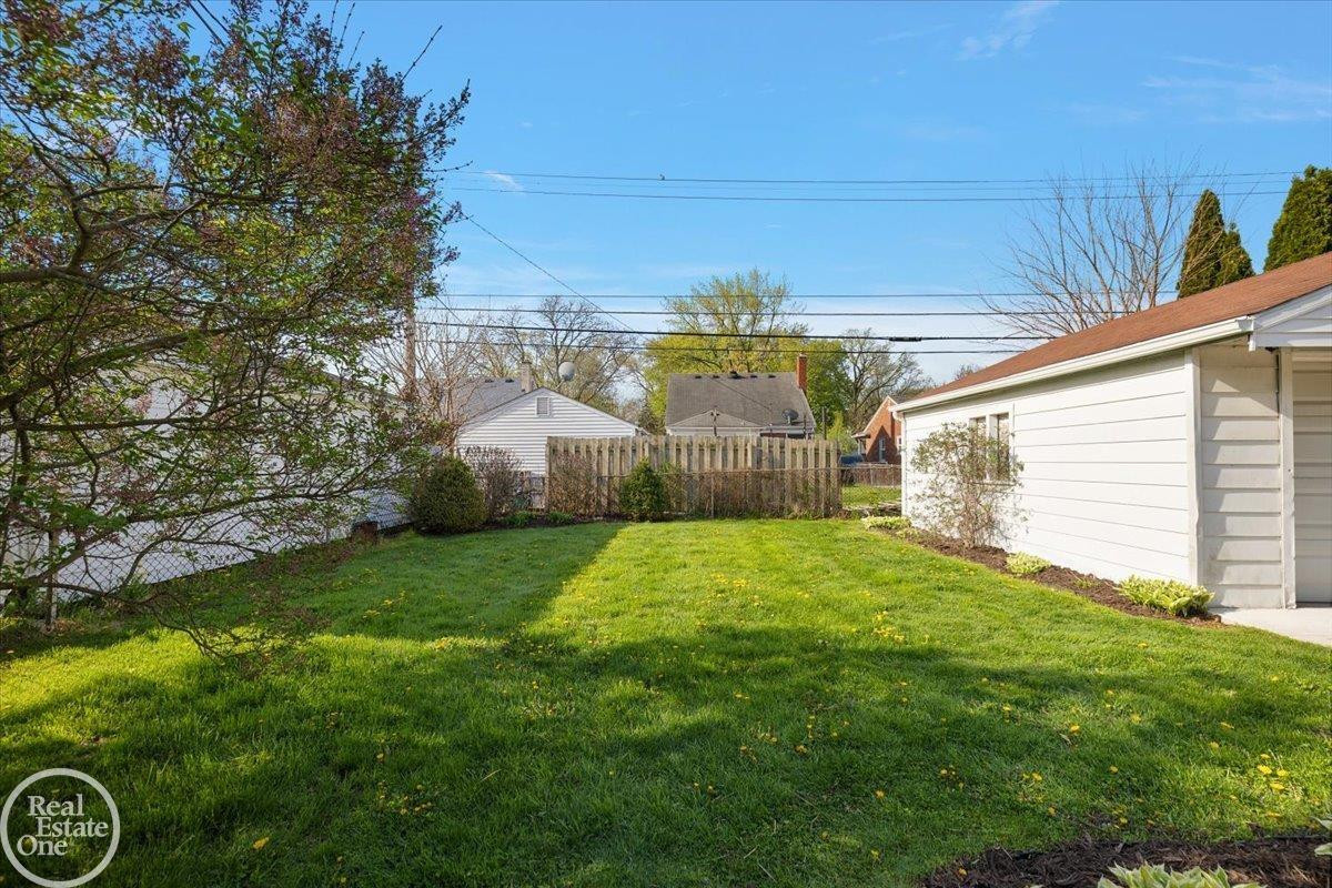 21720 Chalon Street, Saint Clair Shores, MI 48080 — Photo 11