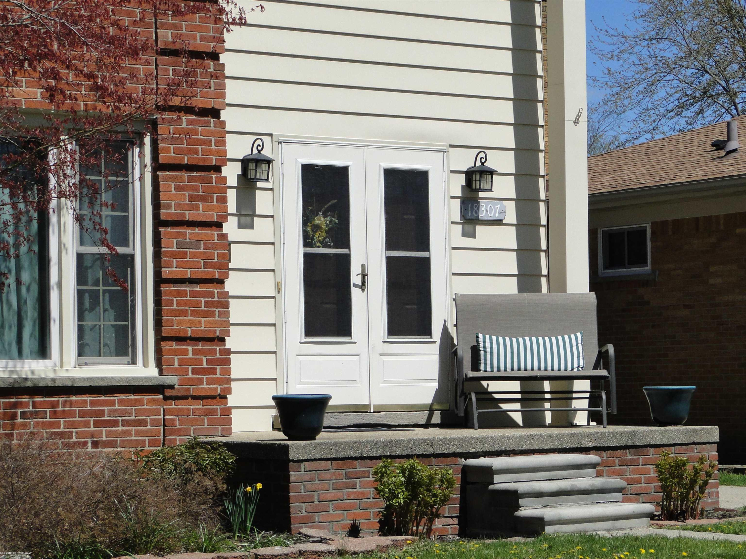 18307 Spring Ct N Court, Fraser, MI 48026 — Photo 2