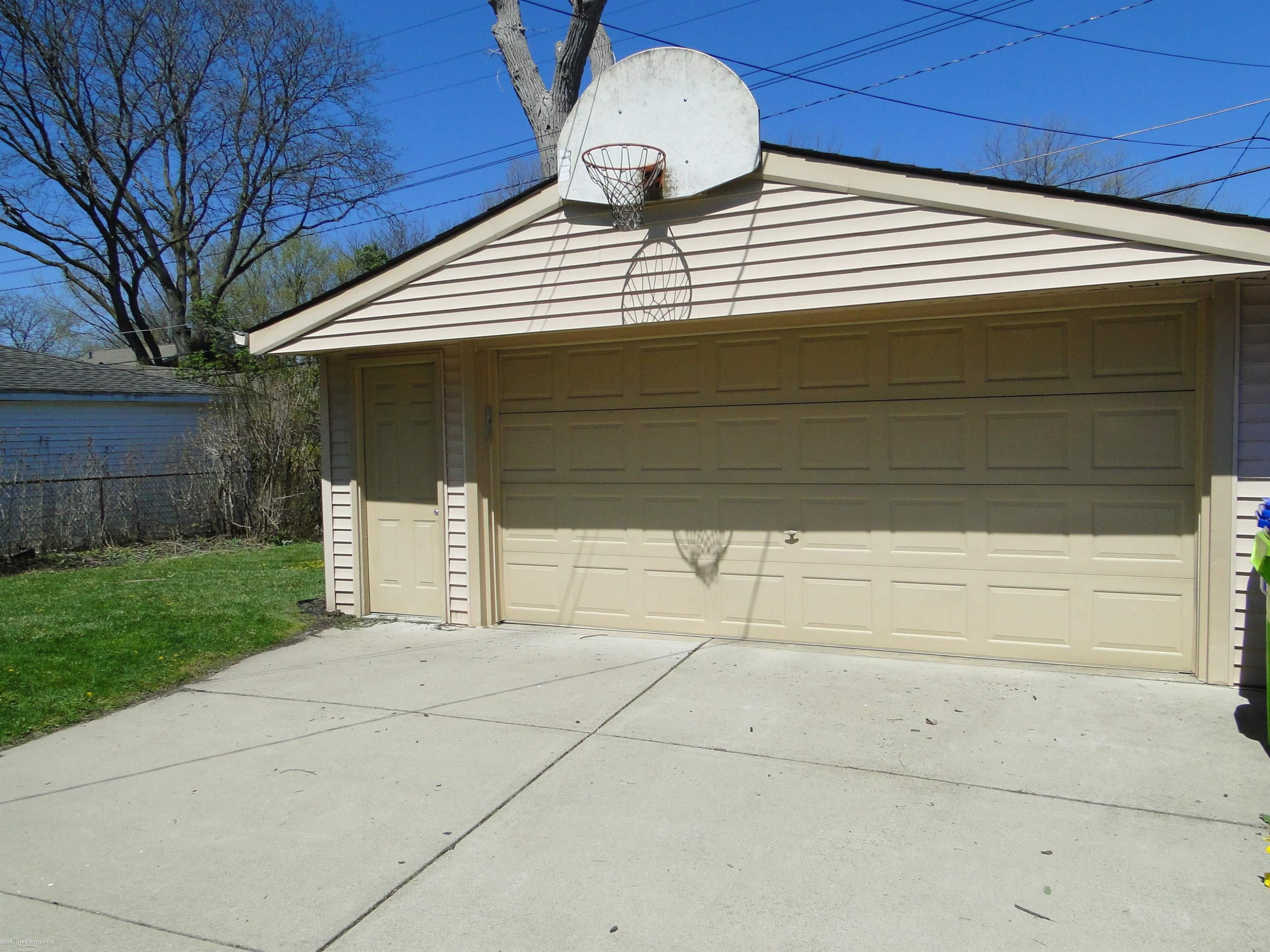 18307 Spring Ct N Court, Fraser, MI 48026 — Photo 4