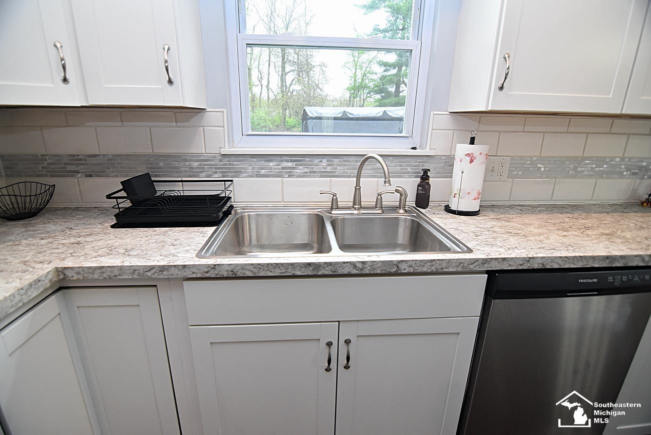 7050 Maplewood Drive, Temperance, MI 48182 — Photo 16