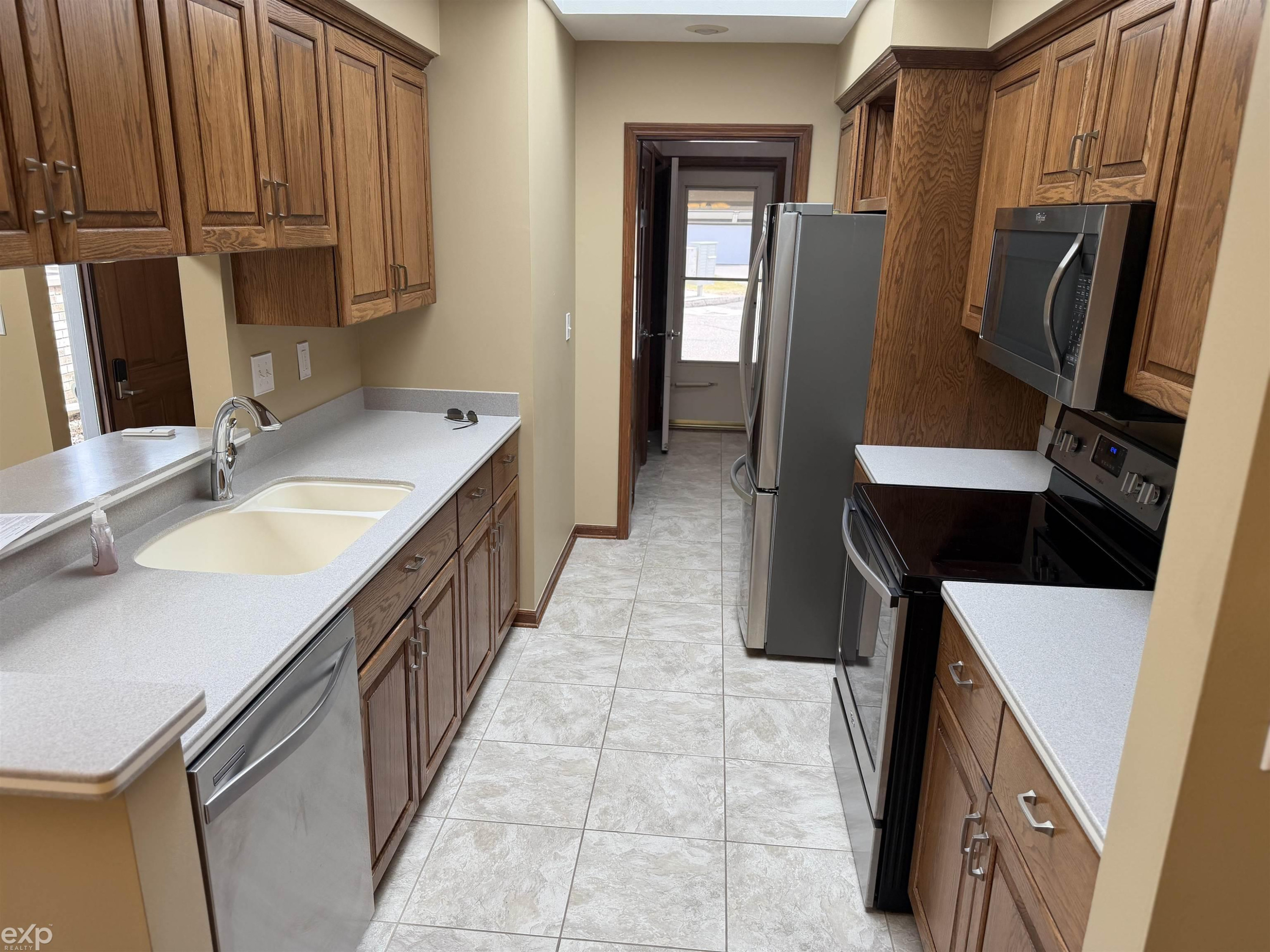 14715 Holly Ct Court, 62, Shelby Twp, MI 48315 — Photo 7