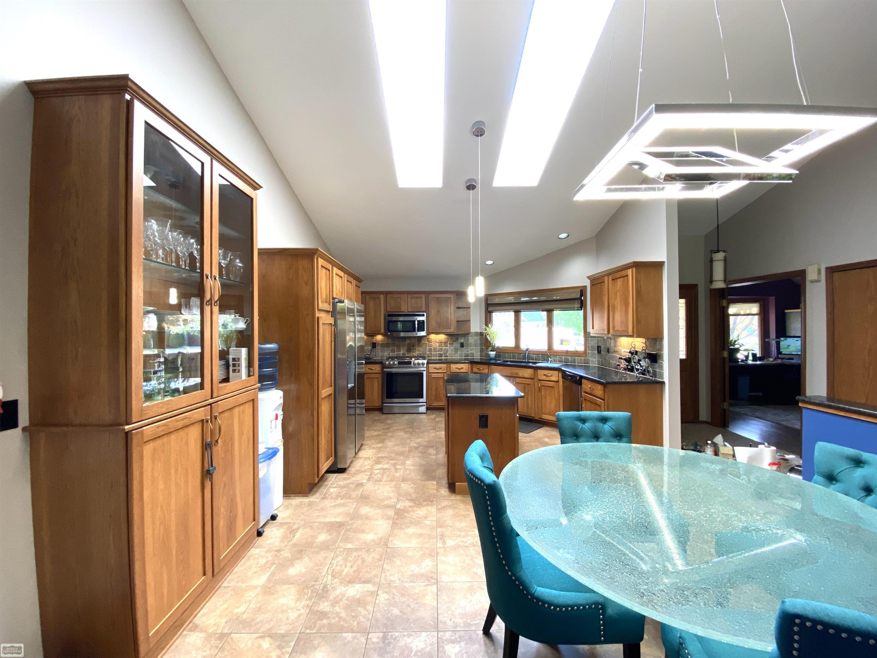 43243 RIVERWAY Drive, Clinton Twp, MI 48038 — Photo 9