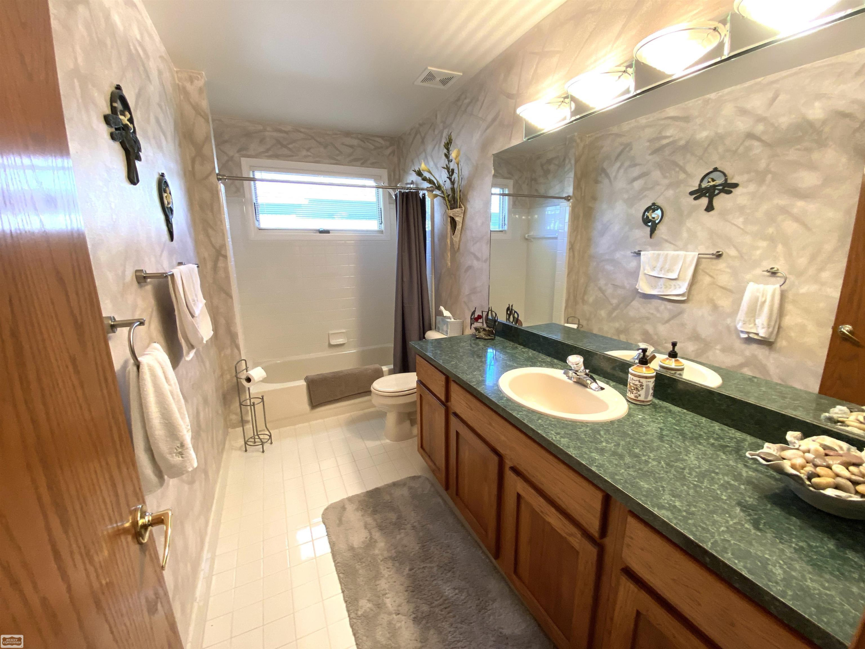 43243 RIVERWAY Drive, Clinton Twp, MI 48038 — Photo 24