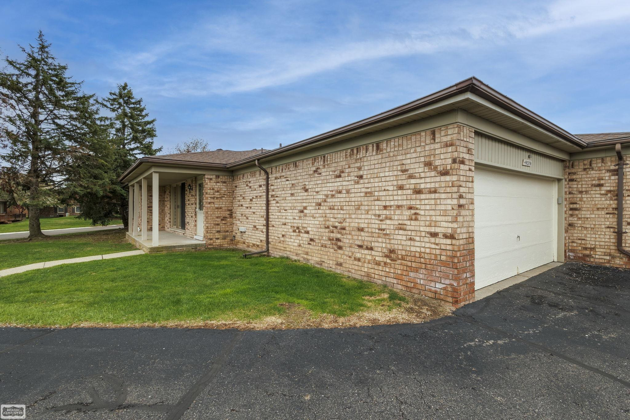49309 Chesterfield Court, Utica, MI 48315 — Photo 2
