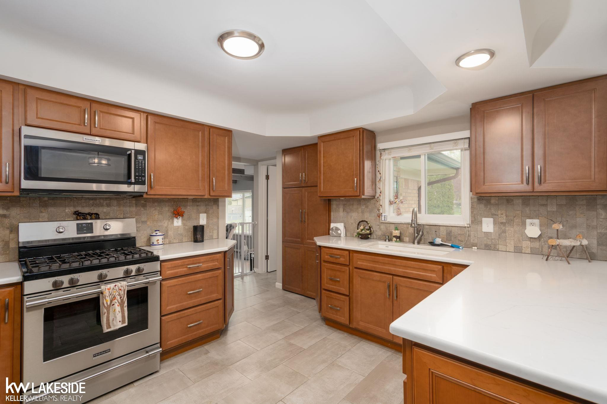 2932 Silverstone Lane, Waterford, MI 48329 — Photo 13