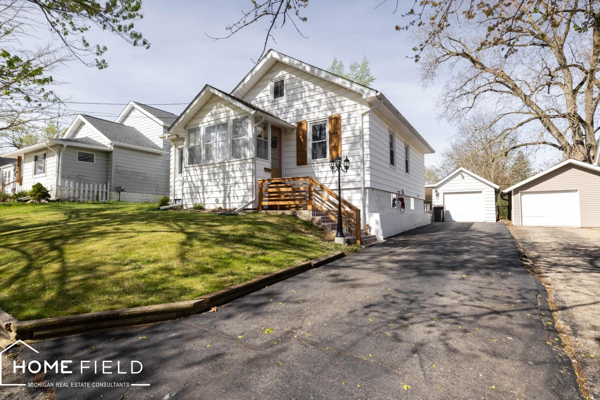 1314 Broadway Avenue, Owosso, MI 48867 — front exterior
