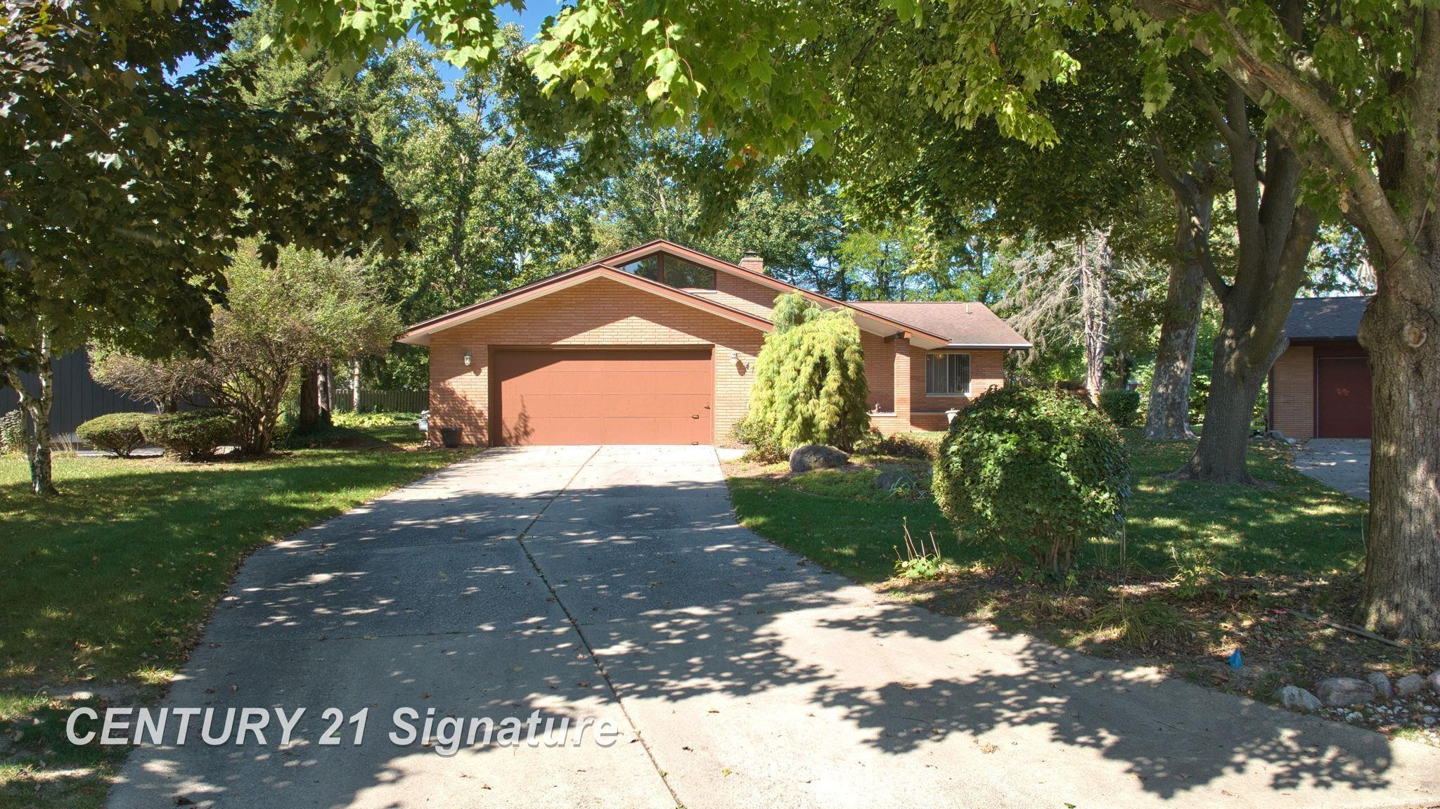 47 Bretton Place, Saginaw, MI 48602 — front exterior