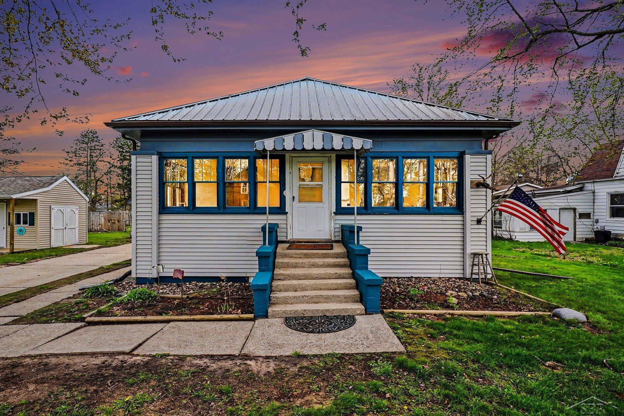 206 S Maple Street, Hemlock, MI 48626 — front exterior